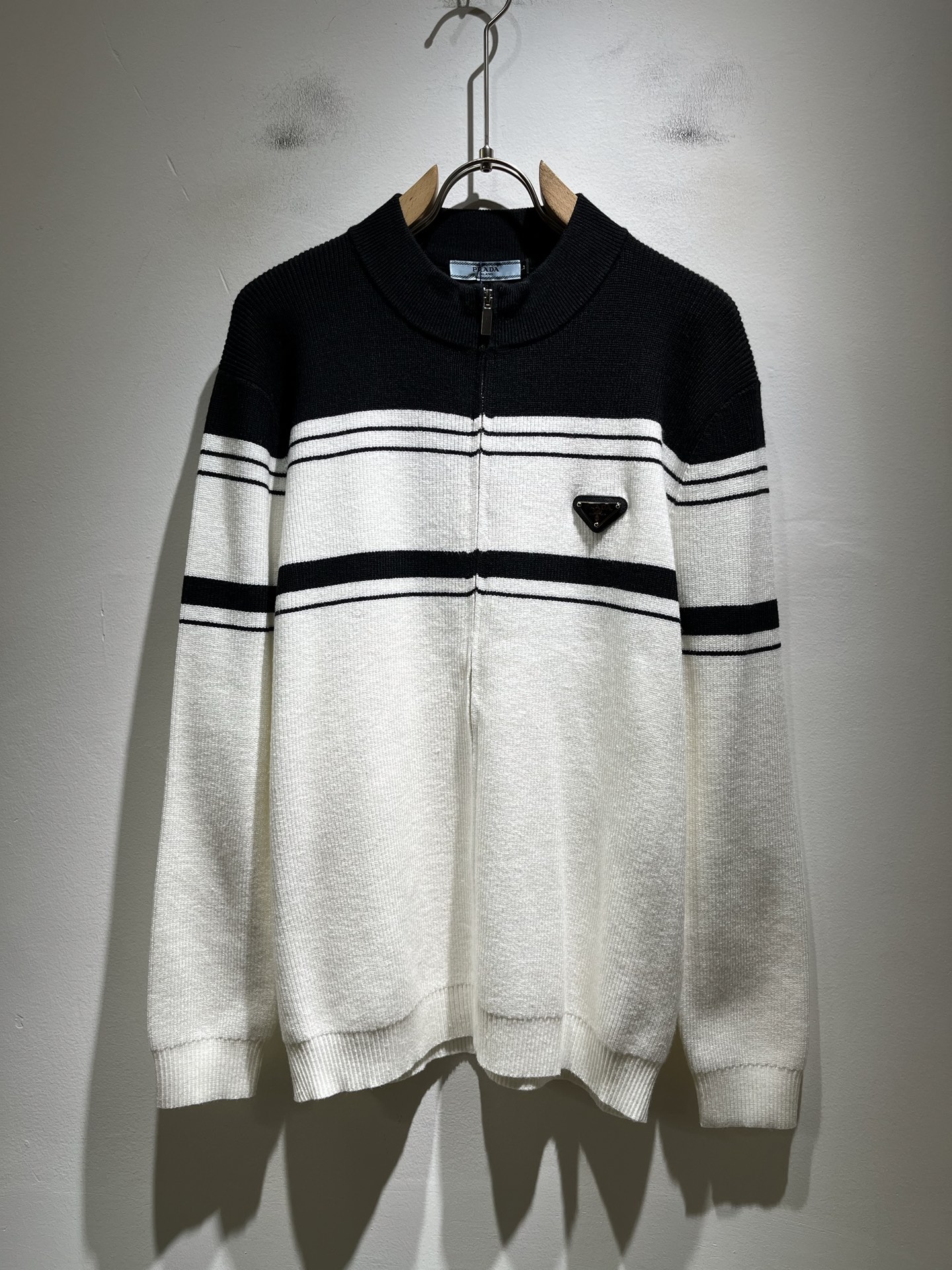 NO:528661,PRAD*A Pu*da 2025 autumn and winter new men's knitted wool sweater, the latest model is exclusively available on the entire network!  !  ~ It is classic and fashionable and versatile, who doesn’t like it? It will show the classic again. It is very pleasing to the eye and comes with a low luxury halo and recognition!  Pr*da's traditional brand concept and modern advanced technology are perfectly combined. Coupled with the extremely modern and modern minimalist design, P's exclusive three-dimensional triangle logo hardware design!  Customized 100% imported wool fabric!  The texture of this model is quite touching, the specifications and grades are known with tentacles. The degree of delicateness and breathability are top-notch!  Size M-4XL, prada, alexander wang19860909PRAD*A普*达2025秋冬新款男士针织羊毛衫,最新款全网独家首上！！~既经典有时尚百搭,谁不爱啊,将经典再次展现,非常的耐看,自带低奢光环与辨识度！Pr*da传统的品牌理念和现代化的先进技术进行了完美结合.加上极其现代摩登风范的简约设计,p家专属立体三角标识五金设计！定制百分百进口羊毛面料！此款的质感相当感人 触手便知规格档次 细腻程度与透气效果堪称顶级！尺码M-4XL,,prada,alexander wang,Men's clothing