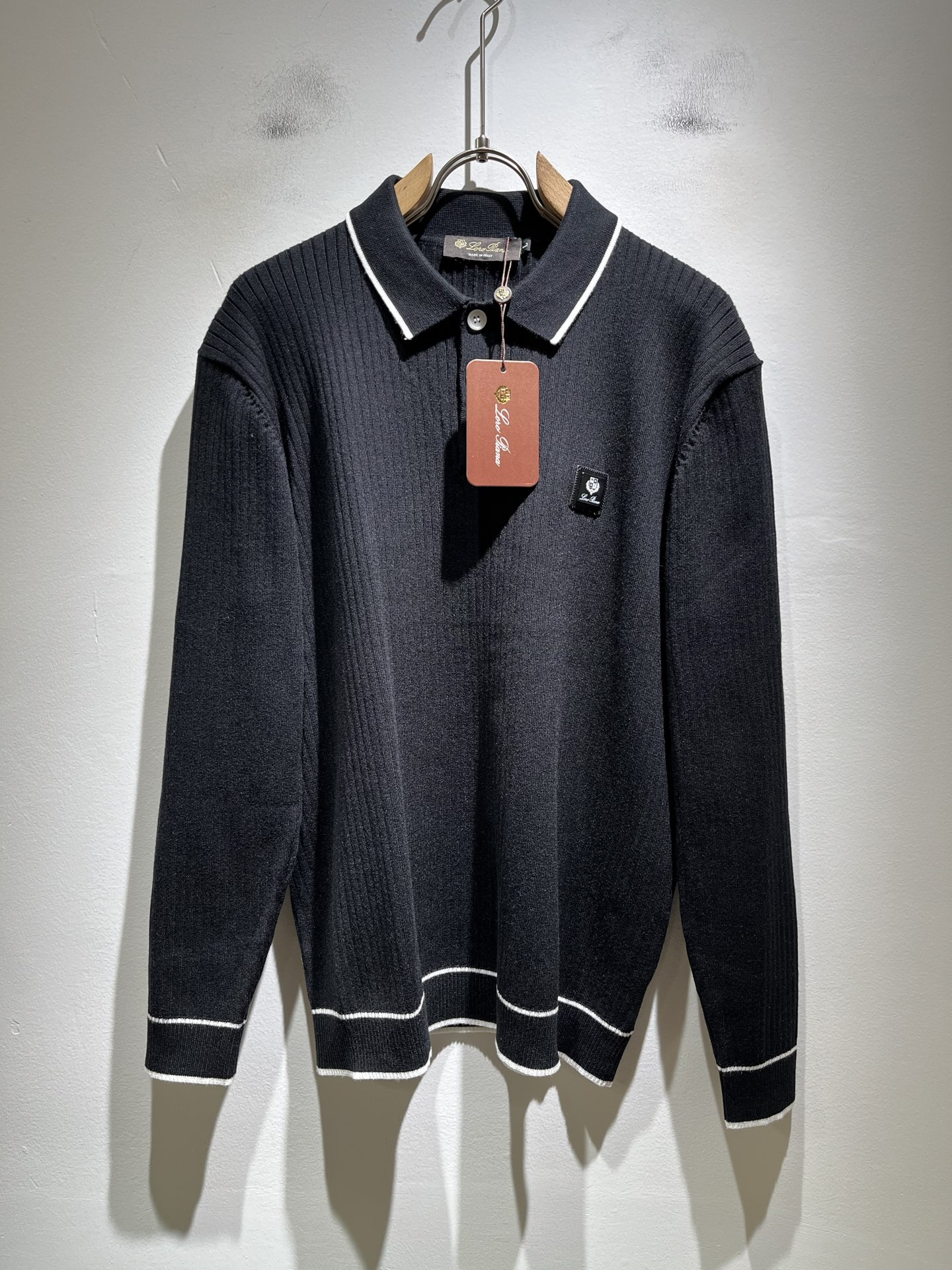 NO:528641,Loro Piana Nouyou Pianya The latest trade order knitted wool sweater for men in 2025, all the quality!  !  The upper body is comfortable and breathable, not stiff, and the overall body has a rich three-dimensional feeling, quality export orders, and chest logo pattern badge design!  Customized exclusive knitted wool fabric tailoring to meet the simple needs of commuters for dressing. The upper body is very effective, it looks slim and does not picky about the body. The fabric workmanship is impeccable. Only good craftsmanship and good fabrics can make you feel good. It is a must-have item for everyone!  Size M-4XL, loro piana, alexander wang19860909Loro Piana诺悠翩雅 2025秋冬男士最新的贸易订单针织羊毛衫,全品相！！上身舒适透气,不僵硬,整体有着丰富的立体感,品质出口订单,胸前logo图案徽章设计！定制专属针织羊毛面料剪裁,满足通勤人们对于着装的简约需求,上身效果很好,显瘦,不挑剔身材.面料做工....无可挑剔,好工艺好面料才能穿出好品味一款,人手必备单品！尺码M-4XL,,loro piana,alexander wang,Men's clothing