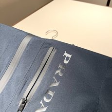 PRAD*A普*达2025秋冬休闲夹克外套,最新时尚休闲拉链夹克,时尚夹克外套!贸易公司渠道稀出,同步官 PRAD*A普*达2025秋冬休闲夹克外套,最新时尚休闲拉链夹克,时尚夹克外套!贸易公司渠道稀出,同步官