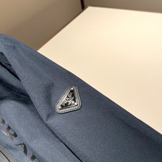 PRAD*A普*达2025秋冬休闲夹克外套,最新时尚休闲拉链夹克,时尚夹克外套!贸易公司渠道稀出,同步官 PRAD*A普*达2025秋冬休闲夹克外套,最新时尚休闲拉链夹克,时尚夹克外套!贸易公司渠道稀出,同步官