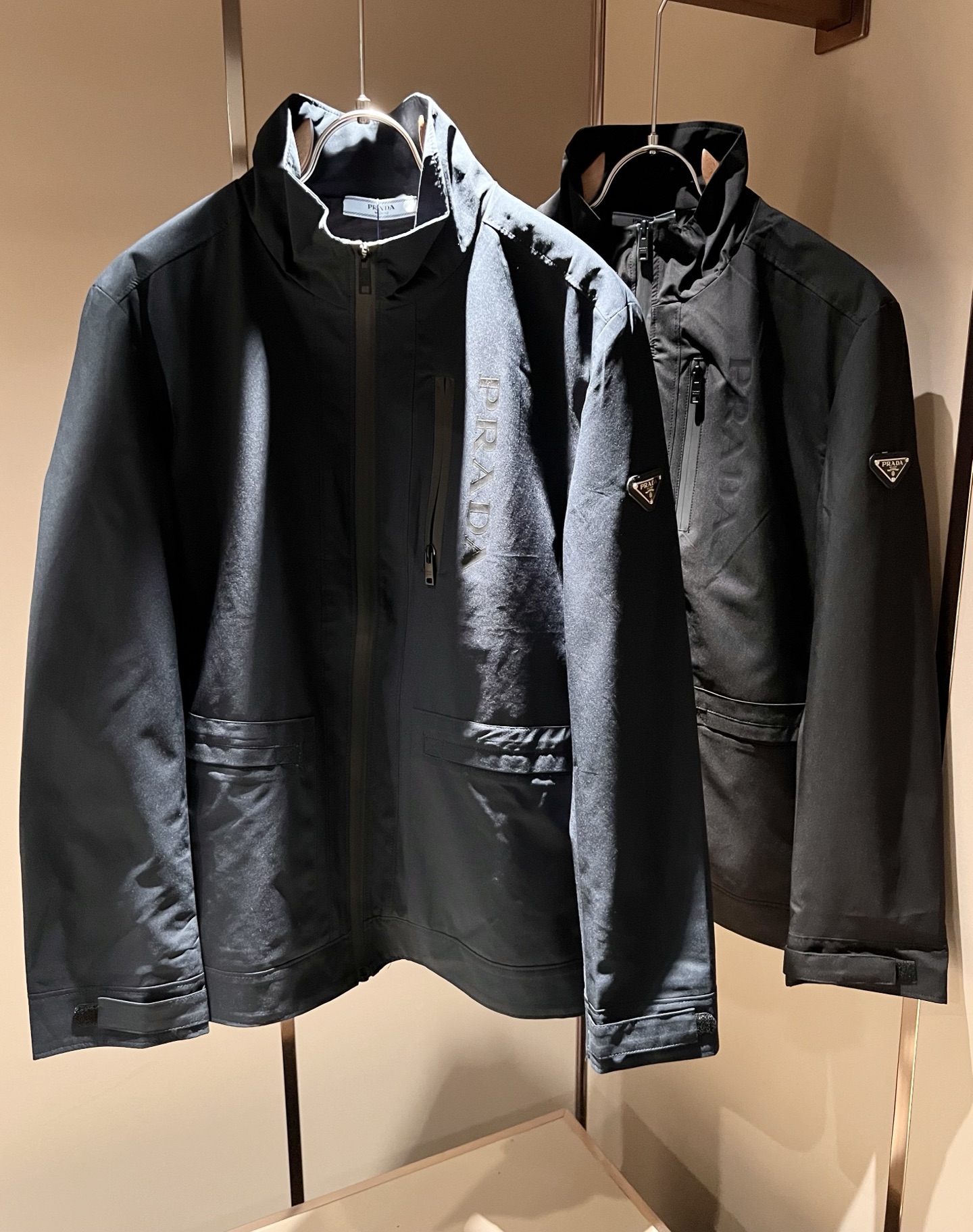 NO:529904,PRAD*A 2025 autumn and winter casual jacket, the latest fashionable casual zipper jacket, fashionable jacket! Trading company channels are rare and it is released on the official website. The most anticipated high-quality products of the male god are coming, making you feel what it means to be truly high and luxurious! This jacket is made of thin and technical fabrics specially customized by P home. The surface is neat and smooth and shiny, and the texture is obvious through the screen. The upper body is comfortable, light and not stuffy, giving you the most enjoyable wearing experience!  Exquisite logo pattern hardware design!  Perfectly enhance the overall sense of luxury and class, and you can get a high-end luxury atmosphere at a glance! Basic regular jacket style cut, versatile and simple upper body, not picky, easy to deal with various occasions and environments, is undoubtedly a must-have item for daily commuting! Size M~3XL, prada, jackets & coats, jackets & coats, alexander wang19860909PRAD*A普*达2025秋冬休闲夹克外套,最新时尚休闲拉链夹克,时尚夹克外套!贸易公司渠道稀出,同步官网发售,男神最为期待的精品狠货重磅来袭,让你感受到什么叫真正的高奢有内涵!此款夹克外套选用了P家专业定制的轻薄科技面料制成,表面整洁光滑且富有光泽,质感透过屏幕都显而易 见,上身舒适轻盈不闷热, 给你最为享受的穿着体验！精致logo图案五金设计！完美提升了整体的奢华档次感,一眼就能Get到的高端奢华气息!基础常规的夹克版型裁剪,上身百搭简约不挑人,轻松应对各种场合与环境,属于日常通勤必备的臻品无疑!尺码M～3XL,,prada,jackets & coats,jackets & coats,alexander wang,Men's clothing