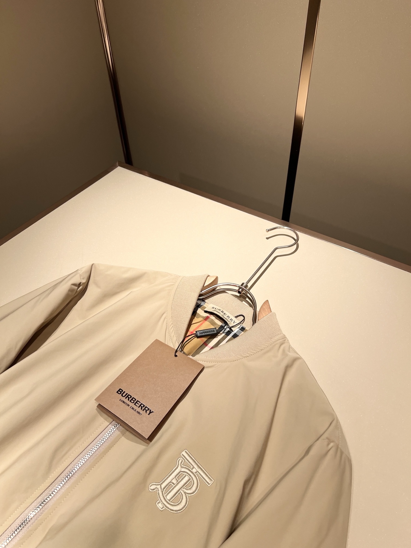 BURBER*Y巴*莉2025秋冬新品夹克外套重磅来袭，最近比较火热的环保聚酯纤维面料制作而成，高端户外