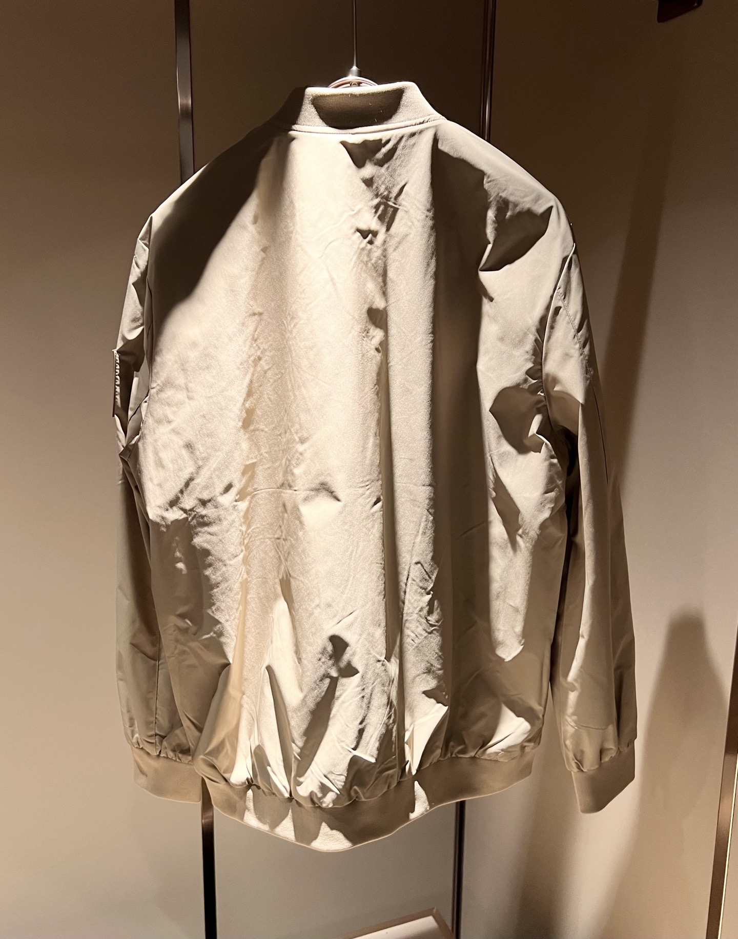 BURBER*Y巴*莉2025秋冬新品夹克外套重磅来袭，最近比较火热的环保聚酯纤维面料制作而成，高端户外