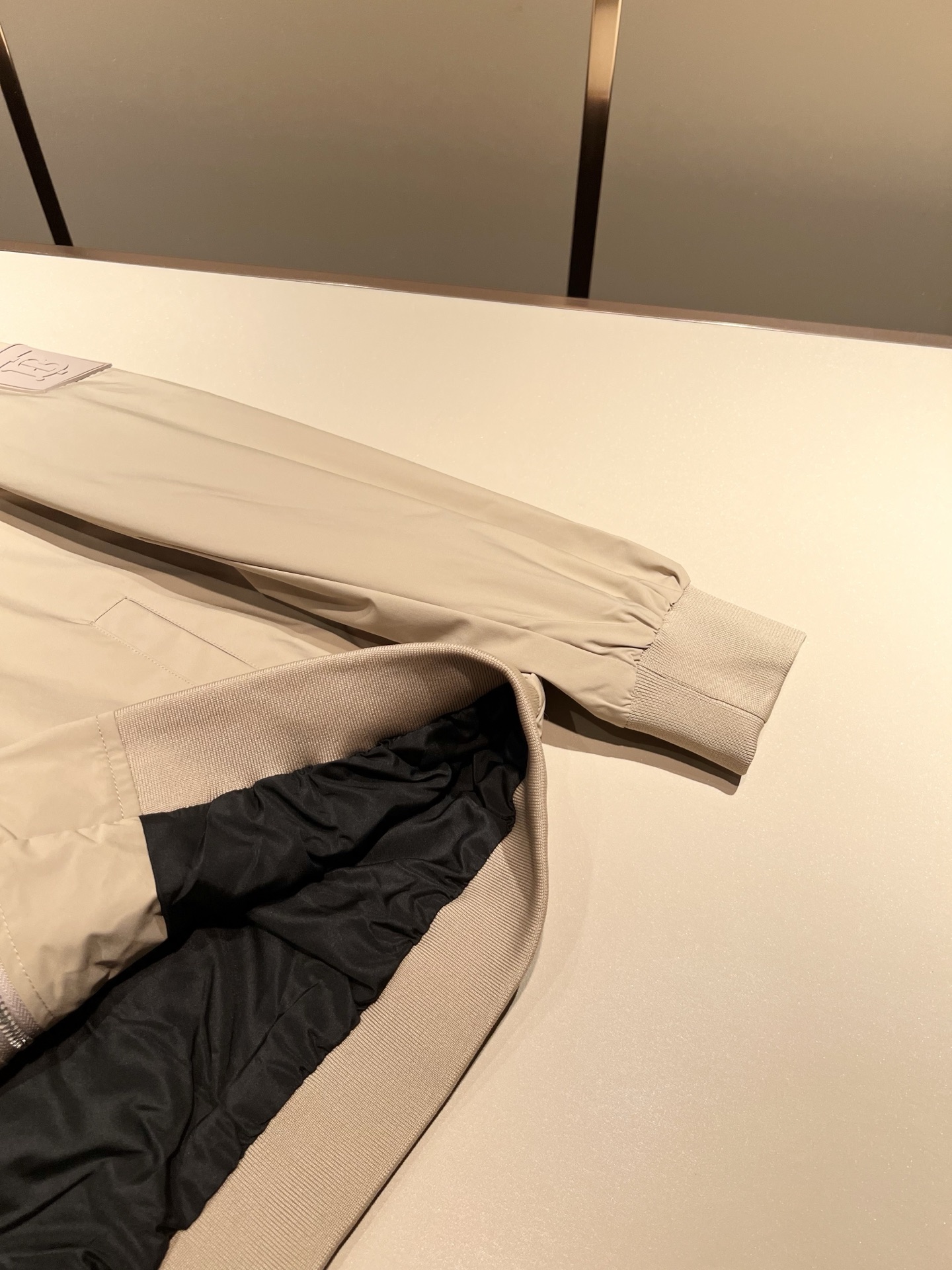 BURBER*Y巴*莉2025秋冬新品夹克外套重磅来袭，最近比较火热的环保聚酯纤维面料制作而成，高端户外