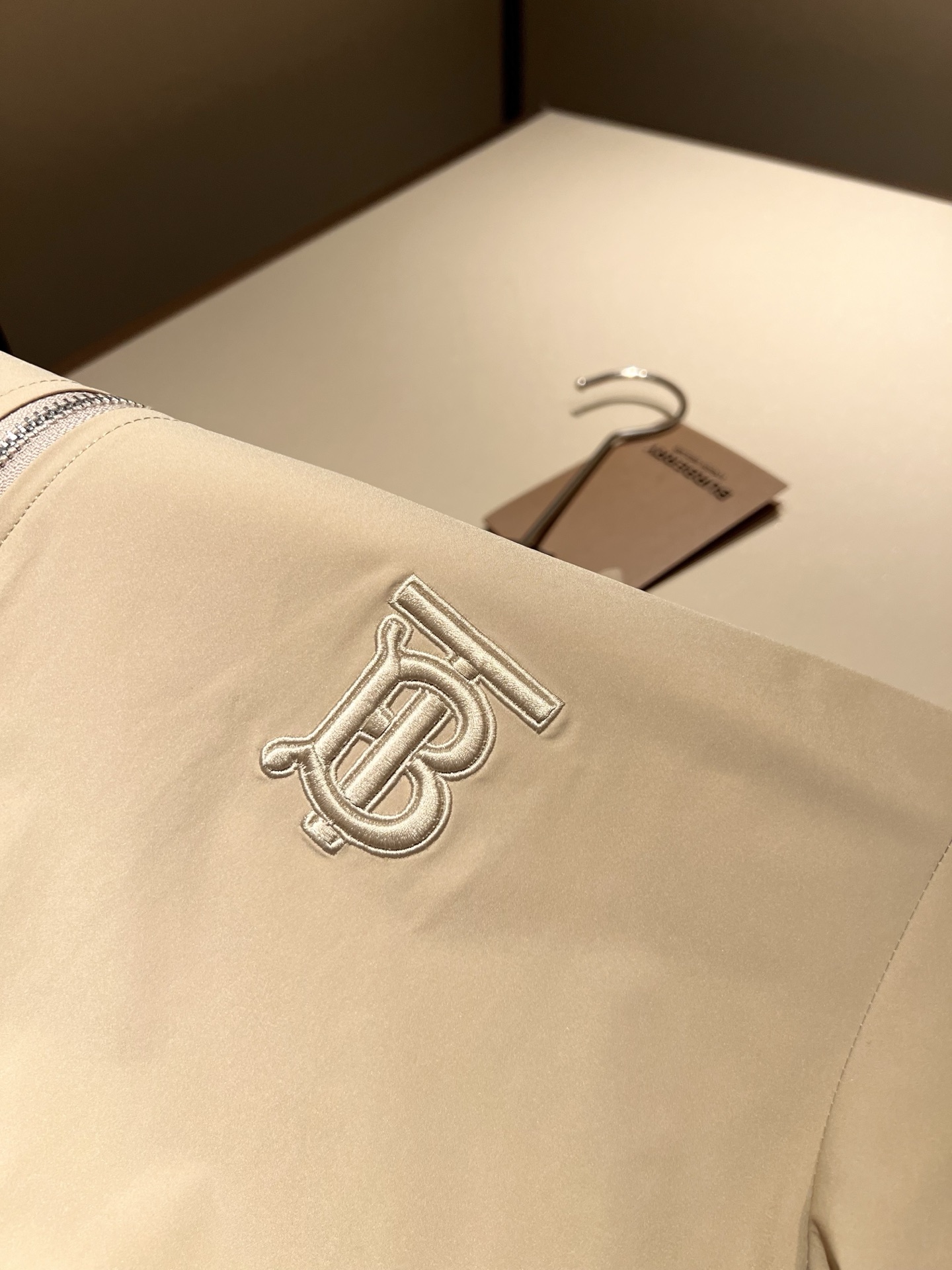 BURBER*Y巴*莉2025秋冬新品夹克外套重磅来袭，最近比较火热的环保聚酯纤维面料制作而成，高端户外