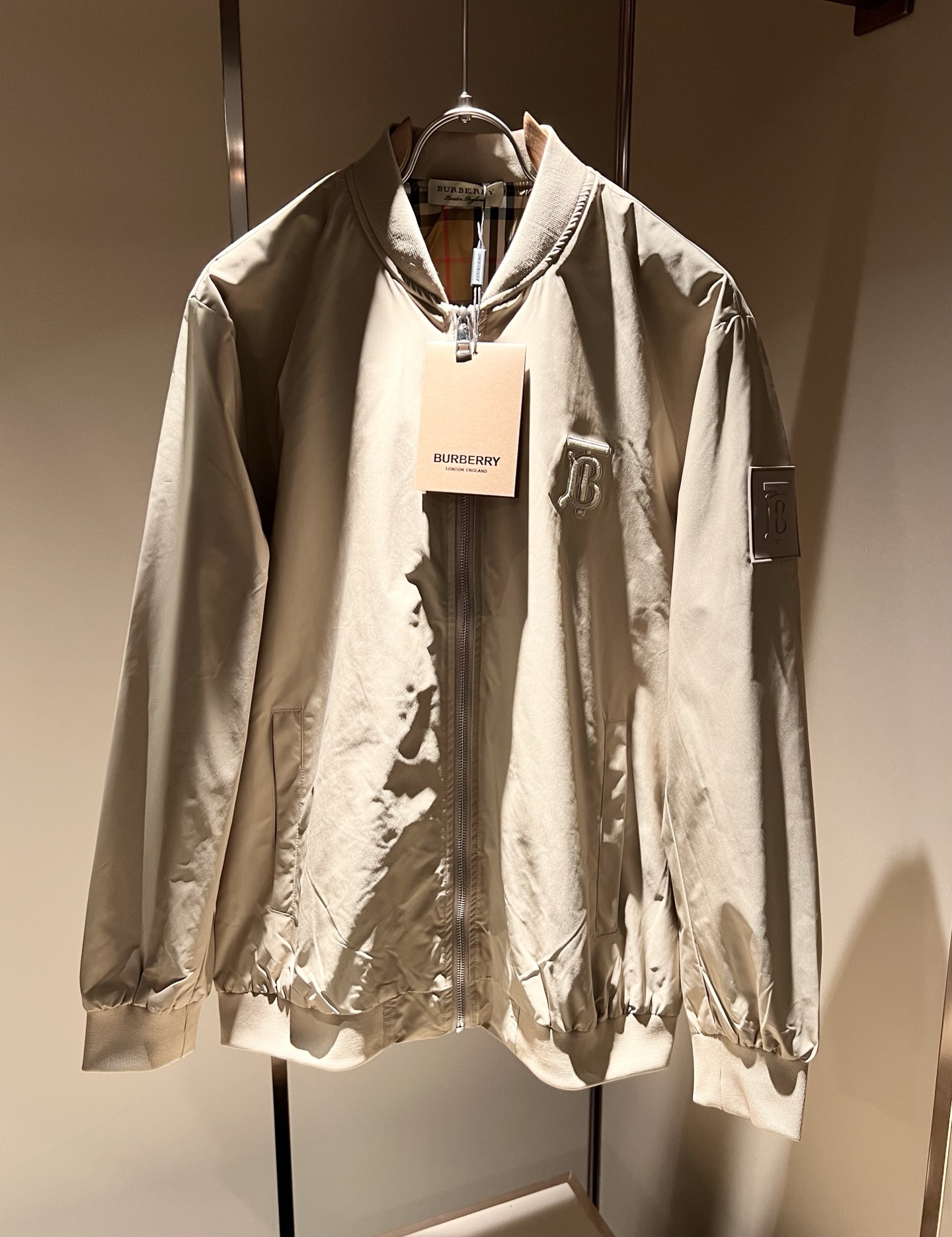 BURBER*Y巴*莉2025秋冬新品夹克外套重磅来袭，最近比较火热的环保聚酯纤维面料制作而成，高端户外