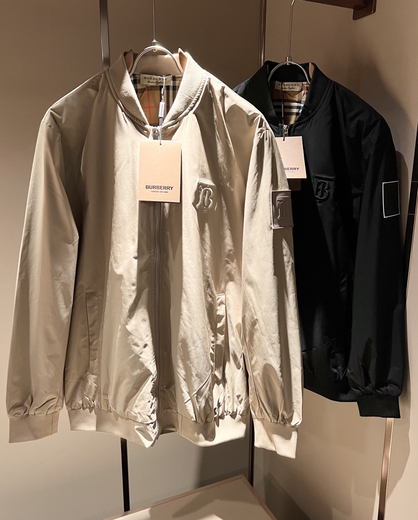 NO:530735,BURBER*Y BAR*Li’s new autumn and winter jacket is coming. It is made of a popular environmentally friendly polyester fiber fabric recently. It is a high-end outdoor sports and leisure series, which is very popular and sports trend!  The latest special material developed by BUR, memory fabric, is also called memory cloth, which refers to fabrics with morphological memory functions, and embroidery design on the chest logo pattern!  Selling all versions on the market in seconds is not a level at all. Whether it is material, detail restoration and craftsmanship, you are not afraid of any challenges. Just to contribute wonderful products to everyone. As always, it is consistent. A style that implements the core concept of BUR tightly ties the plaid and fashion, always maintains perfection, a simple but not simple design style perfectly meets the outfit you need in daily life. Size: M-3XL, burberry, jackets & coats, jackets & coats, alexander wang19860909BURBER*Y巴*莉2025秋冬新品夹克外套重磅来袭,最近比较火热的环保聚酯纤维面料制作而成,高端户外运动休闲系列,非常火热运动风潮！BUR最新研发的特殊材质,记忆面料也叫记忆布,是指具有形态记忆功能的面料,胸前logo图案刺绣设计！秒杀市面上一切版本,只能说根本就不是一个级别的存在,不管是材质还是细节还原度以及工艺制作方面,不惧任何挑战,只为给大家奉献绝妙产物一如既往,始终如一,贯彻了BUR核心理念的一个款式将格纹与时尚紧紧的捆绑在一起,时刻保持完美,简约而不简单的的设计风格,完美的满足了你日常所需要的穿搭.尺码:M-3XL,,burberry,jackets & coats,jackets & coats,alexander wang,Men's clothing