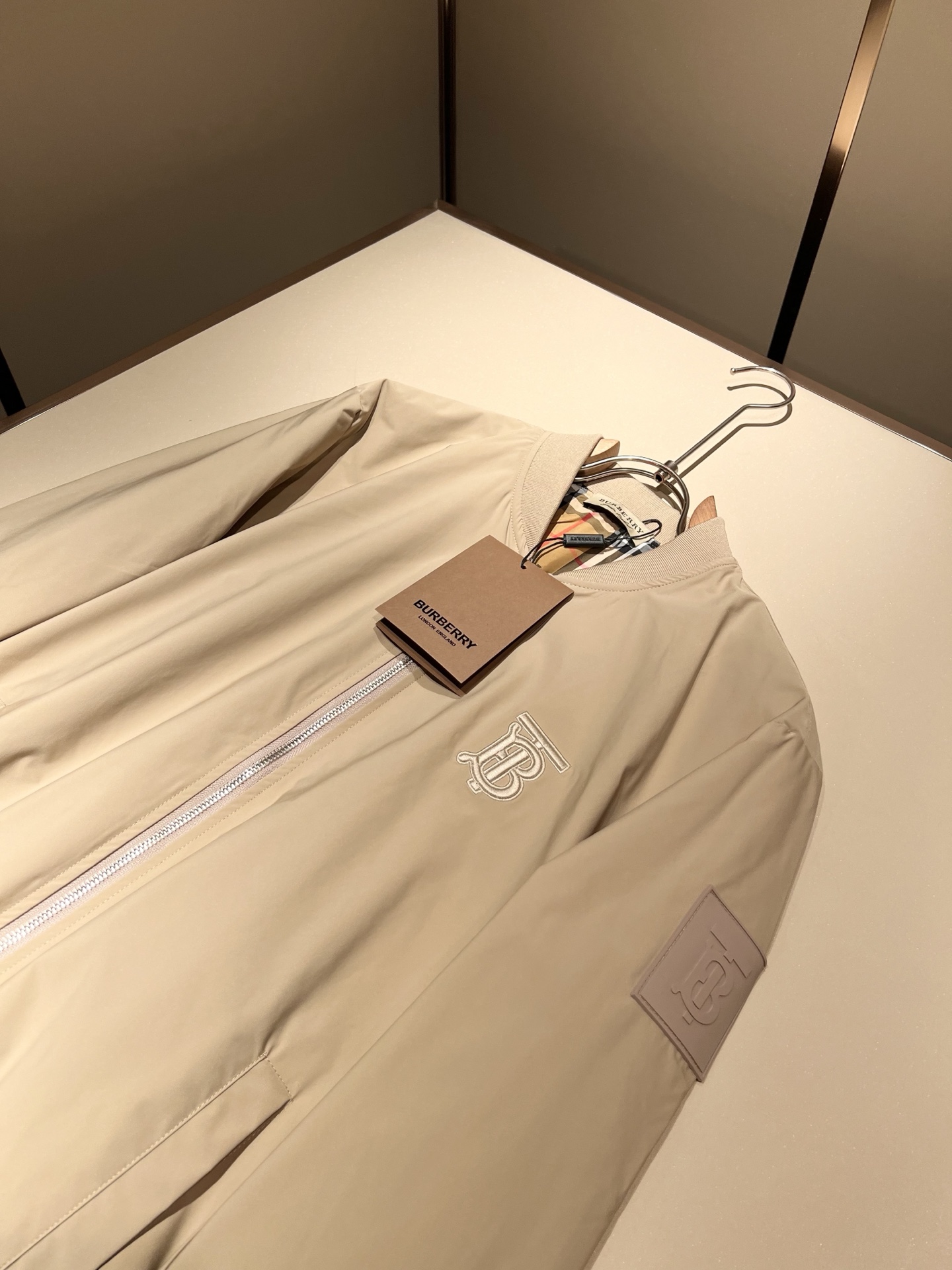 BURBER*Y巴*莉2025秋冬新品夹克外套重磅来袭，最近比较火热的环保聚酯纤维面料制作而成，高端户外