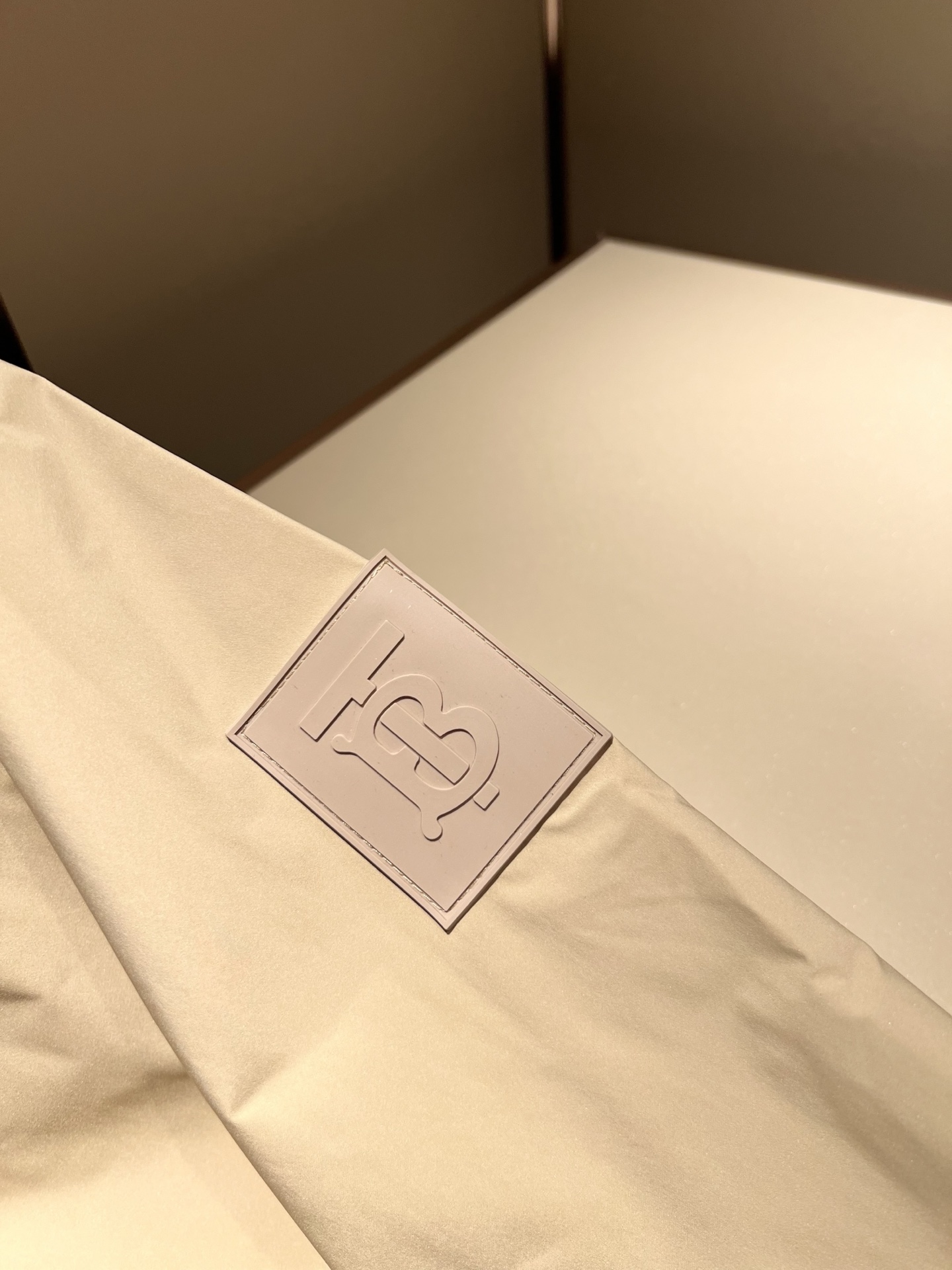 BURBER*Y巴*莉2025秋冬新品夹克外套重磅来袭，最近比较火热的环保聚酯纤维面料制作而成，高端户外