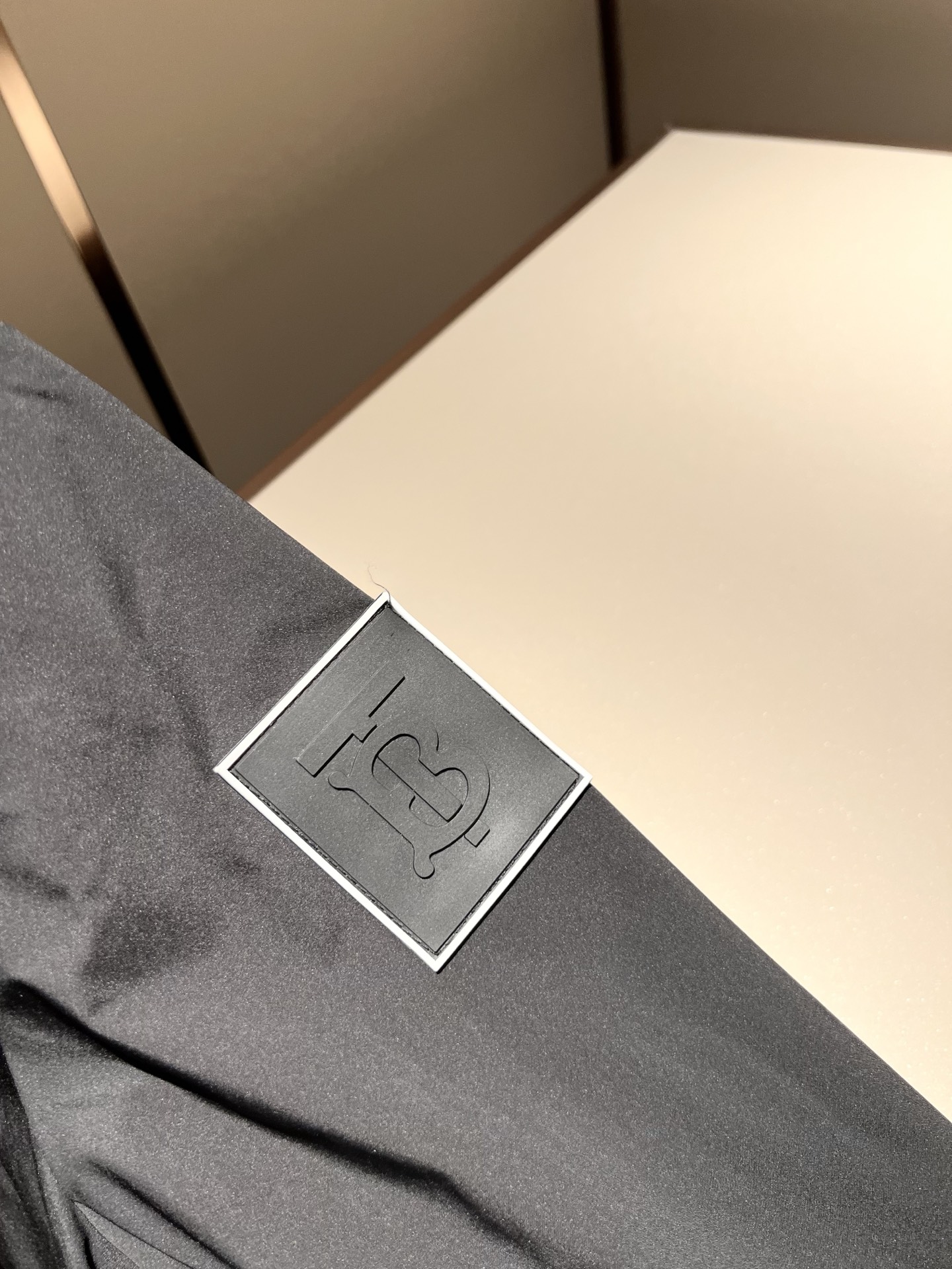 BURBER*Y巴*莉2025秋冬新品夹克外套重磅来袭，最近比较火热的环保聚酯纤维面料制作而成，高端户外