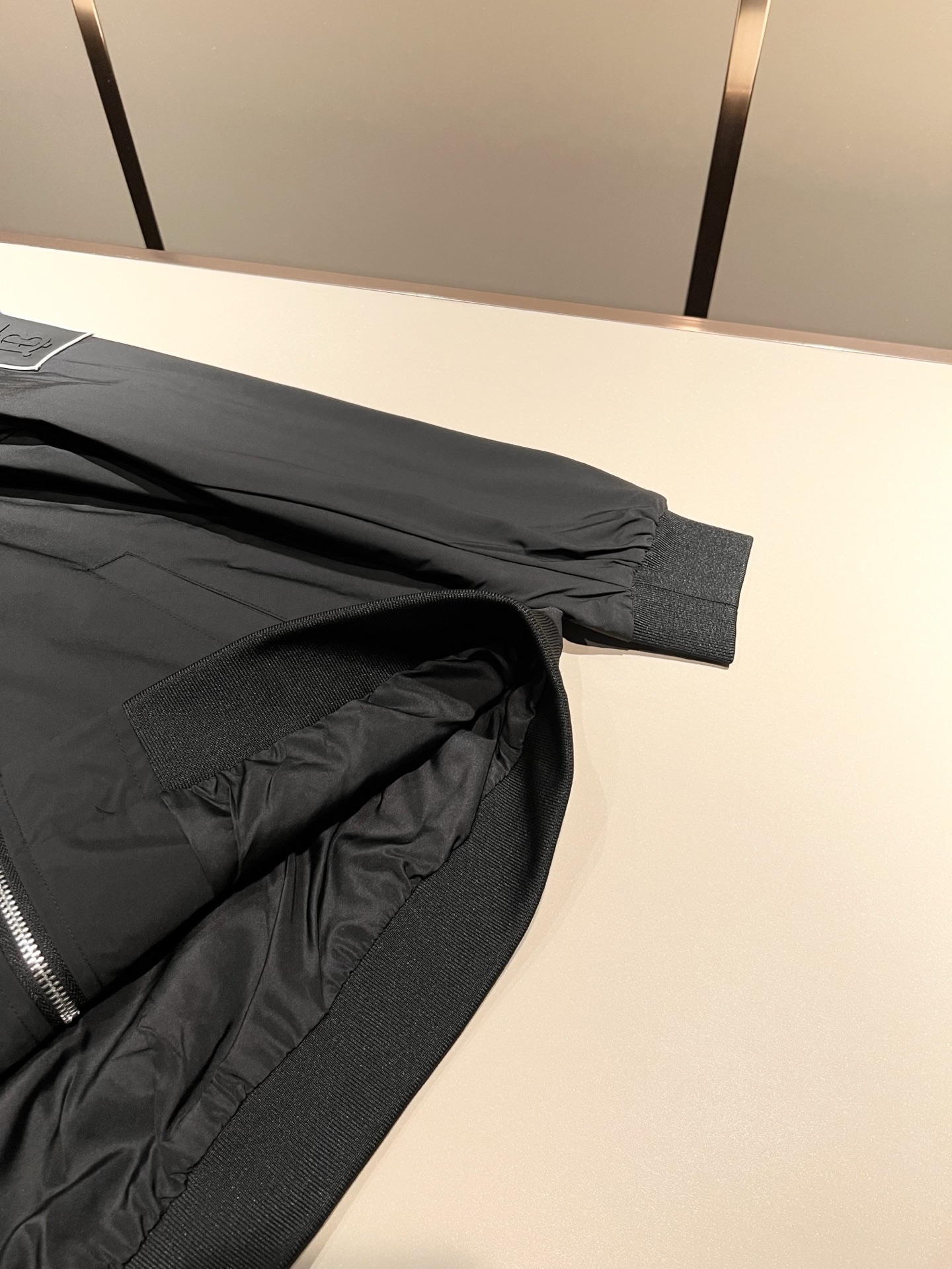 BURBER*Y巴*莉2025秋冬新品夹克外套重磅来袭，最近比较火热的环保聚酯纤维面料制作而成，高端户外