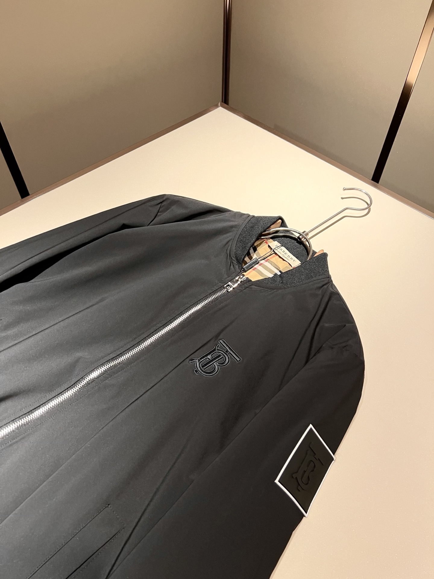 BURBER*Y巴*莉2025秋冬新品夹克外套重磅来袭，最近比较火热的环保聚酯纤维面料制作而成，高端户外