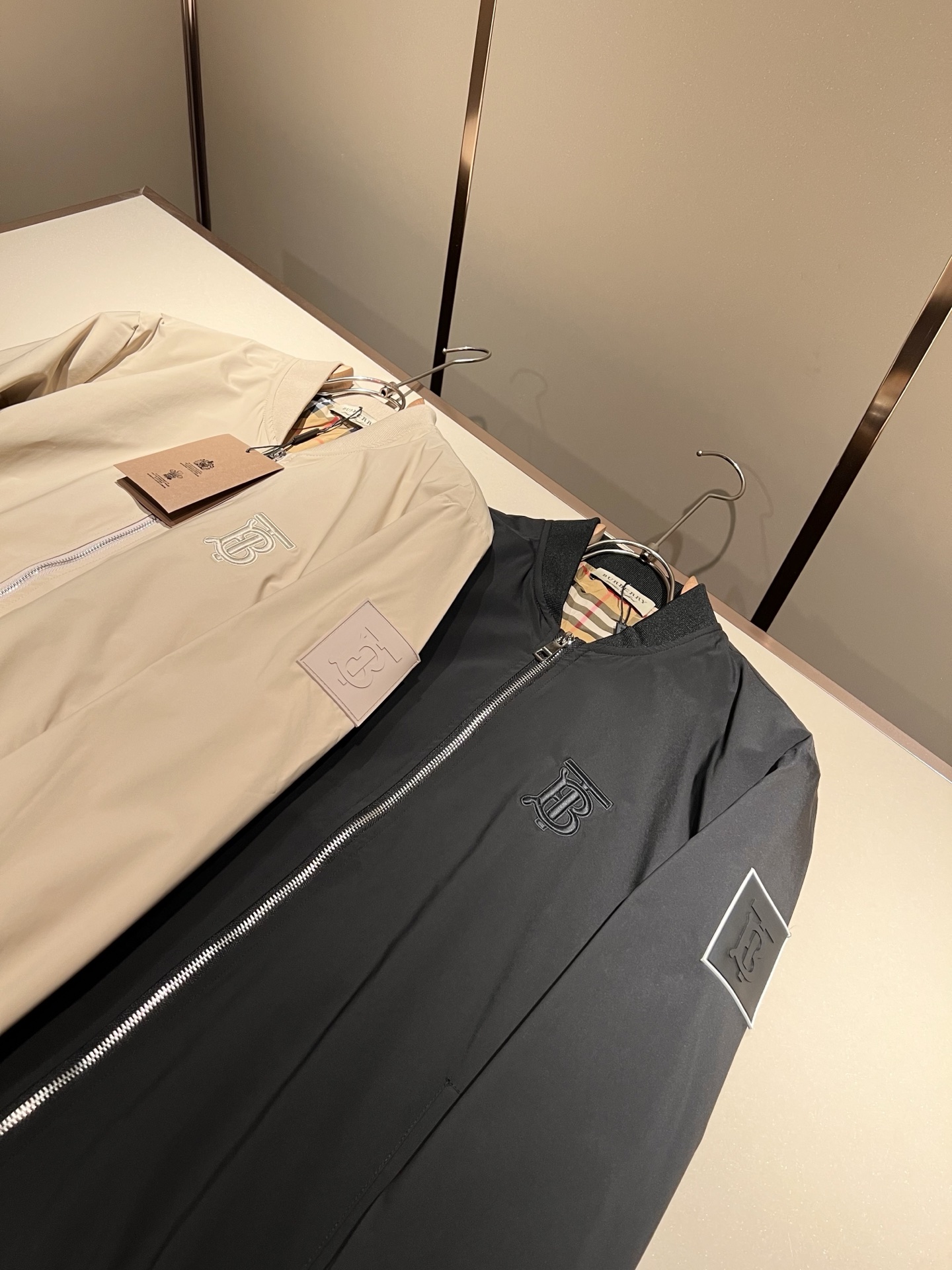 BURBER*Y巴*莉2025秋冬新品夹克外套重磅来袭，最近比较火热的环保聚酯纤维面料制作而成，高端户外