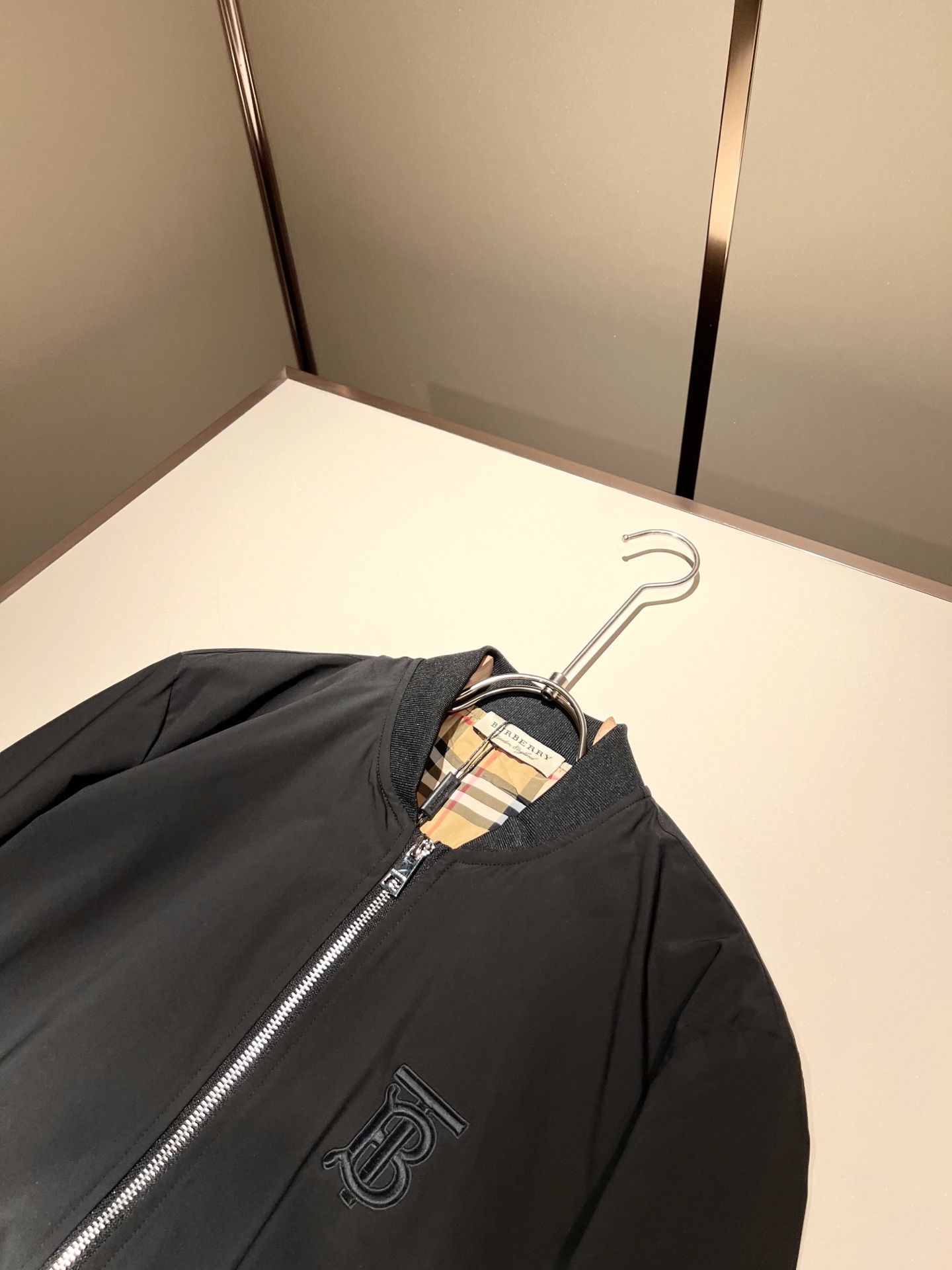BURBER*Y巴*莉2025秋冬新品夹克外套重磅来袭，最近比较火热的环保聚酯纤维面料制作而成，高端户外