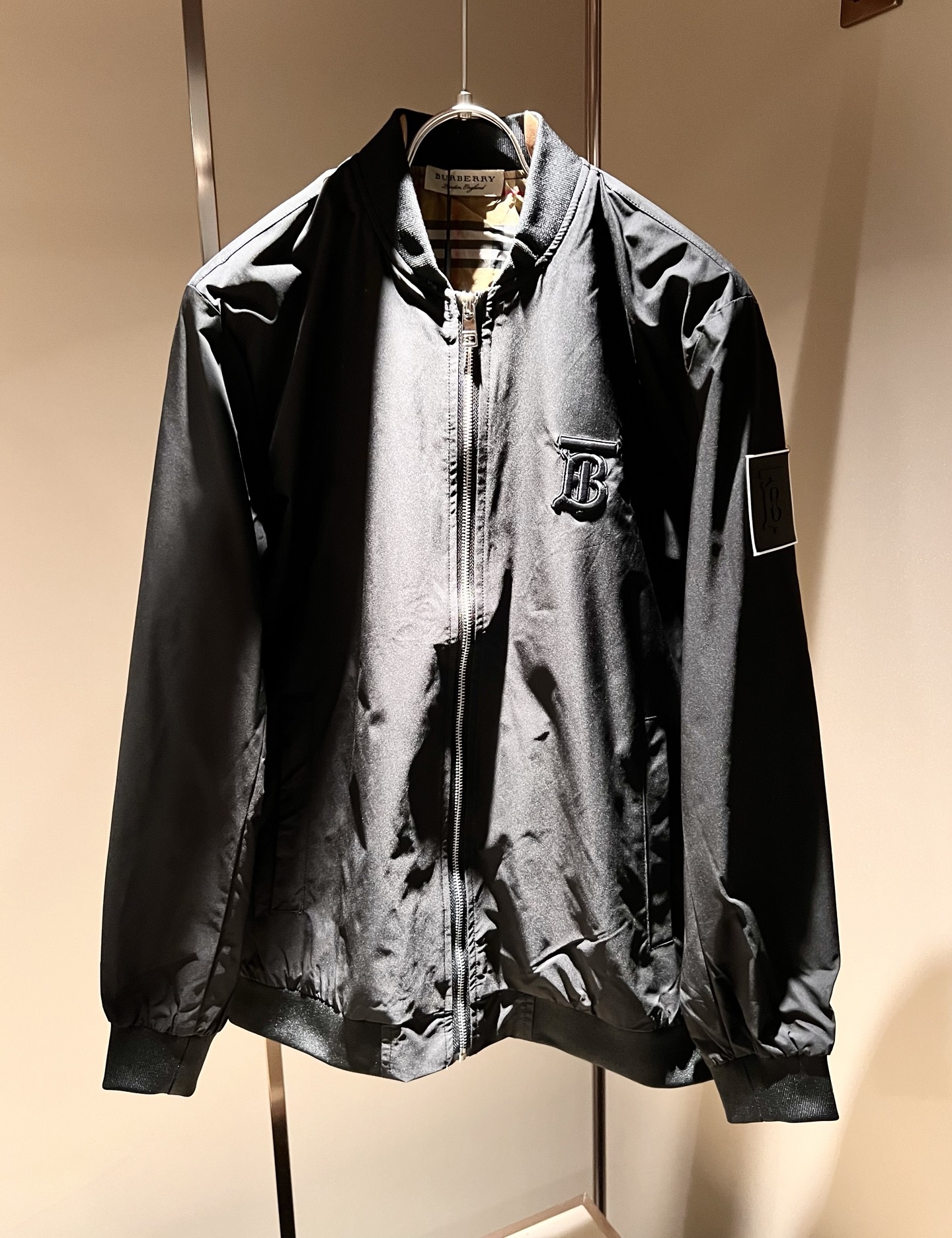 BURBER*Y巴*莉2025秋冬新品夹克外套重磅来袭，最近比较火热的环保聚酯纤维面料制作而成，高端户外