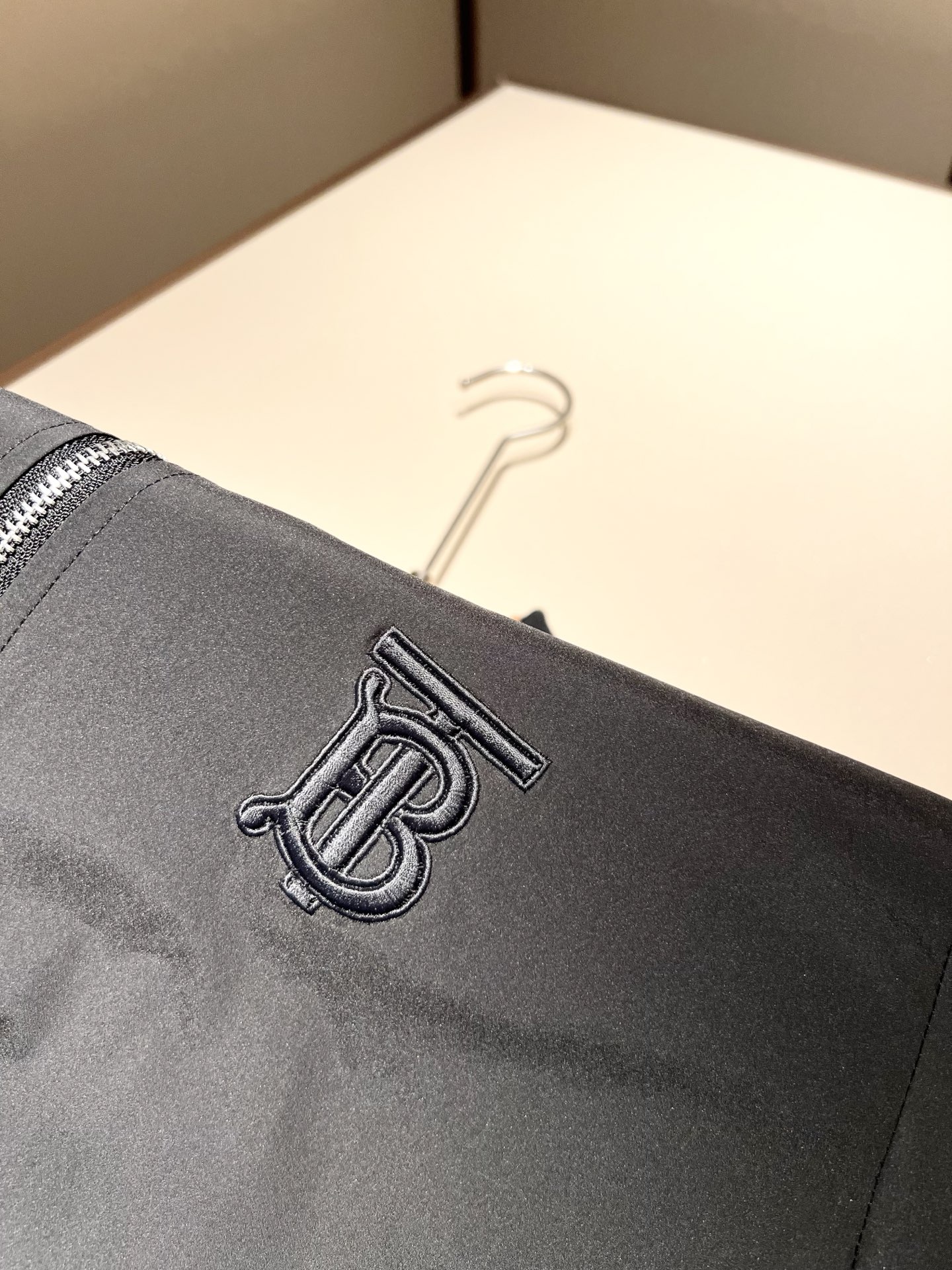 BURBER*Y巴*莉2025秋冬新品夹克外套重磅来袭，最近比较火热的环保聚酯纤维面料制作而成，高端户外