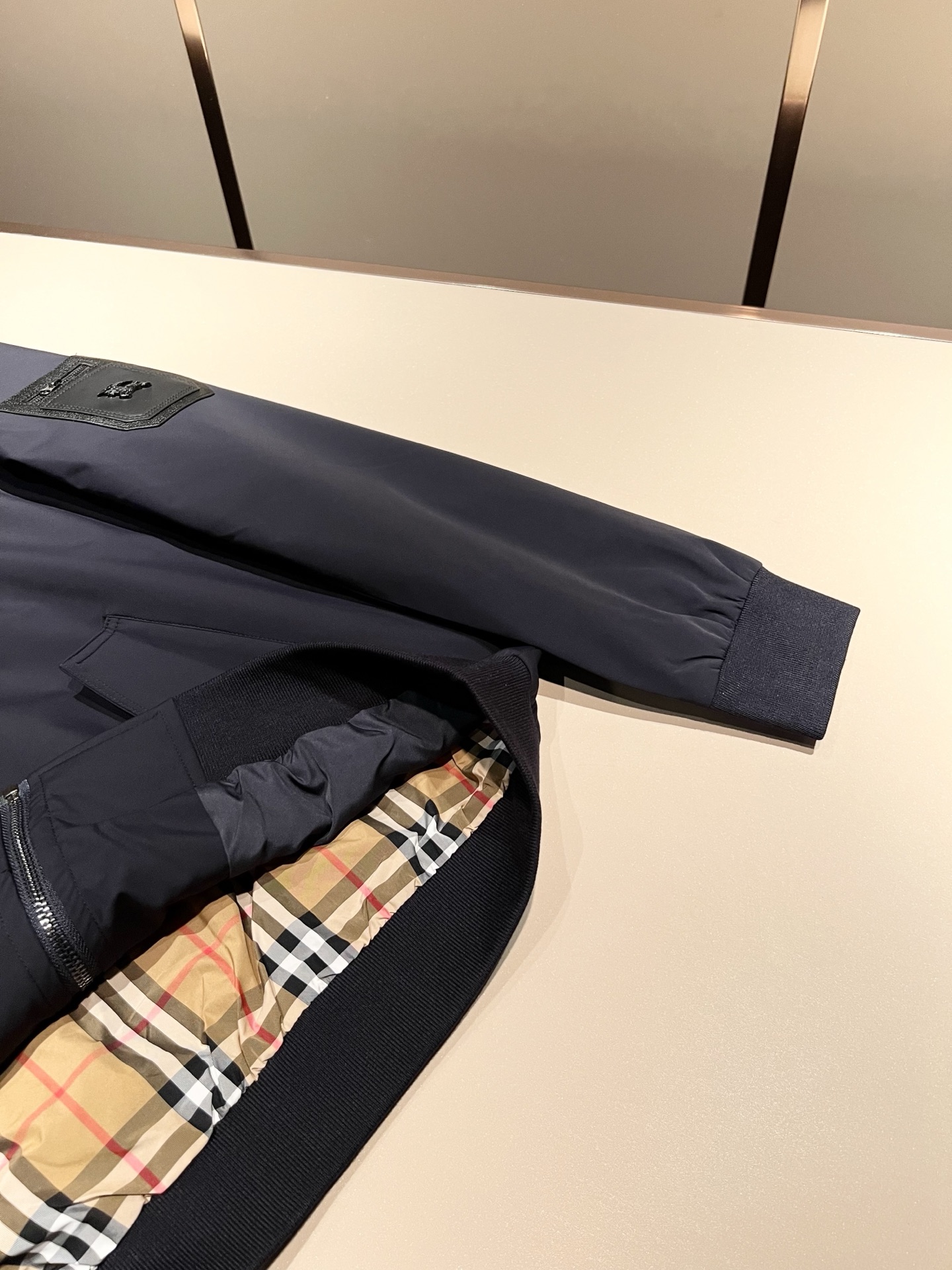 BURBER*Y巴*莉2025秋冬新品夹克外套重磅来袭，最近比较火热的环保聚酯纤维面料制作而成，高端户外