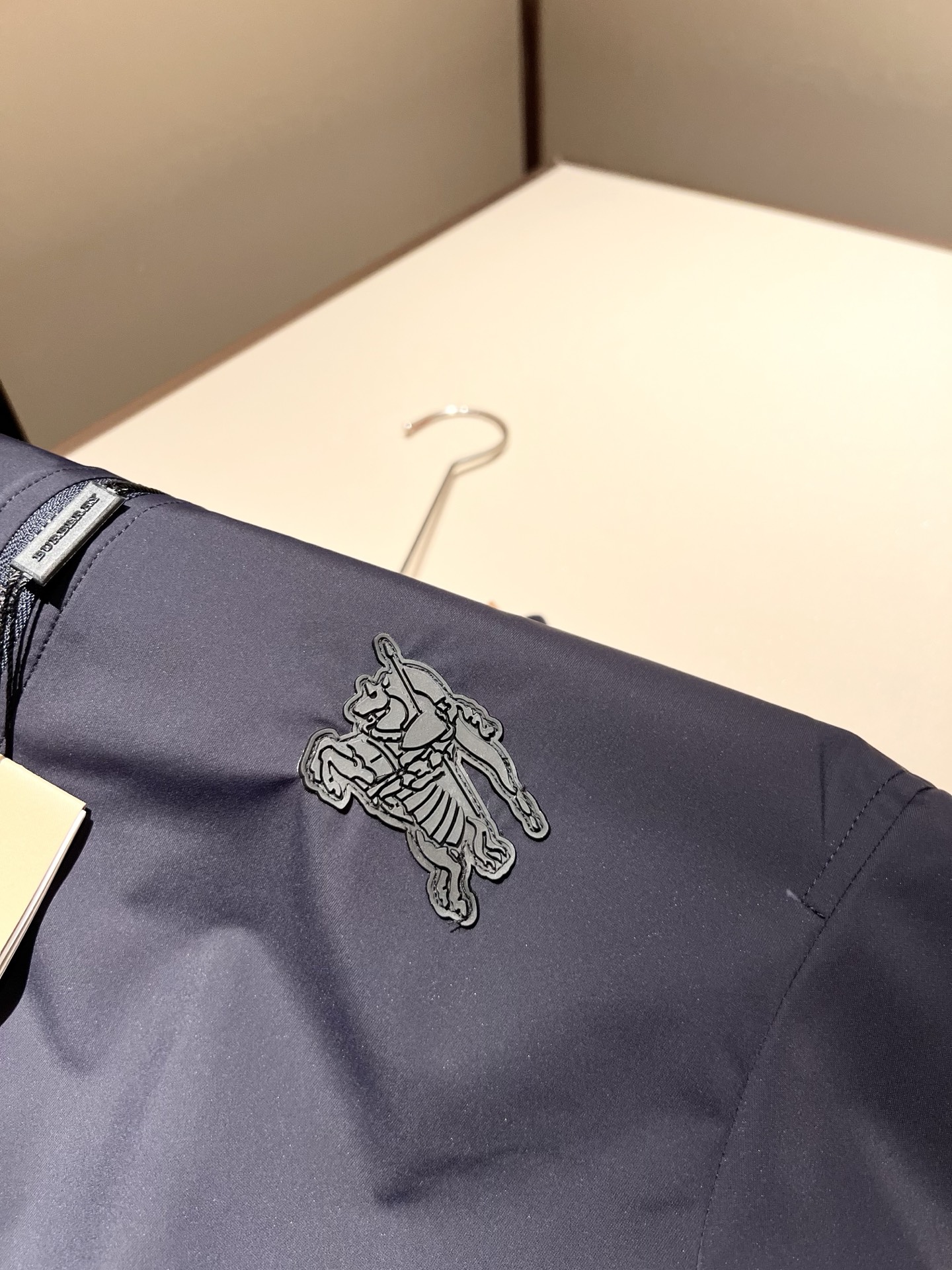 BURBER*Y巴*莉2025秋冬新品夹克外套重磅来袭，最近比较火热的环保聚酯纤维面料制作而成，高端户外