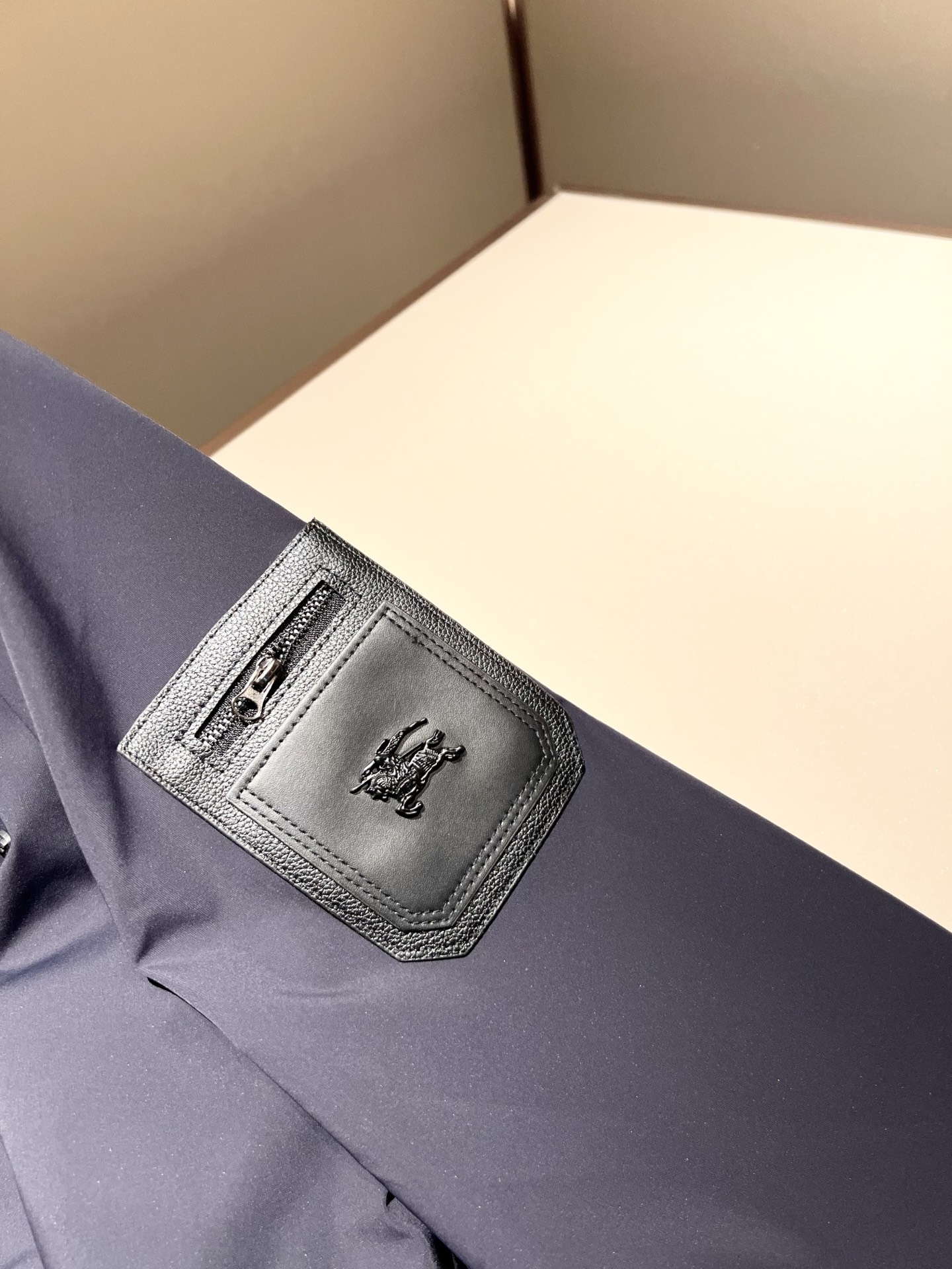 BURBER*Y巴*莉2025秋冬新品夹克外套重磅来袭，最近比较火热的环保聚酯纤维面料制作而成，高端户外