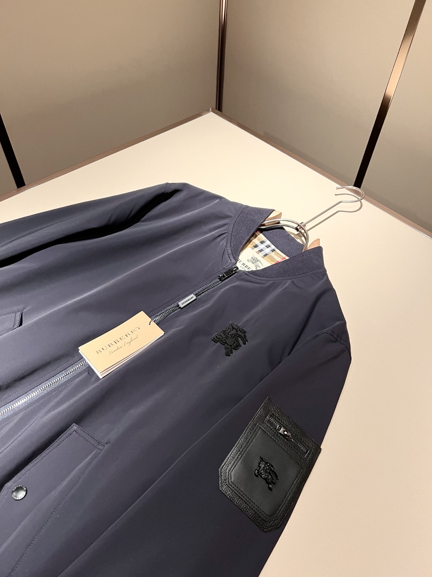 BURBER*Y巴*莉2025秋冬新品夹克外套重磅来袭，最近比较火热的环保聚酯纤维面料制作而成，高端户外