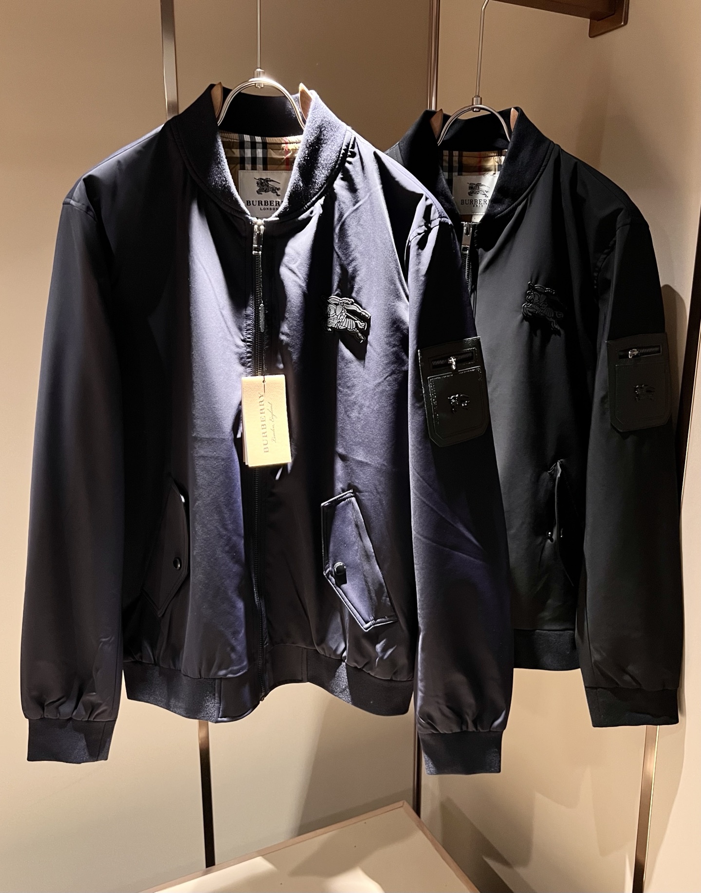 NO:529913,BURBER*Y BAR*Li’s new autumn and winter jacket is coming. It is made of a popular environmentally friendly polyester fiber fabric recently. It is a high-end outdoor sports and leisure series, which is very popular and sports trend!  The latest special material developed by BUR, memory fabric, is also called memory cloth, which refers to fabrics with morphological memory functions, and the breast logo pattern glue-pressing design!  Selling all versions on the market in seconds is not a level at all. Whether it is material, detail restoration and craftsmanship, you are not afraid of any challenges. Just to contribute wonderful products to everyone. As always, it is consistent. A style that implements the core concept of BUR tightly ties the plaid and fashion, always maintains perfection, a simple but not simple design style perfectly meets the outfit you need in daily life. Size: M-3XL, burberry, jackets & coats, jackets & coats, alexander wang19860909BURBER*Y巴*莉2025秋冬新品夹克外套重磅来袭,最近比较火热的环保聚酯纤维面料制作而成,高端户外运动休闲系列,非常火热运动风潮！BUR最新研发的特殊材质,记忆面料也叫记忆布,是指具有形态记忆功能的面料,胸前logo图案压胶设计！秒杀市面上一切版本,只能说根本就不是一个级别的存在,不管是材质还是细节还原度以及工艺制作方面,不惧任何挑战,只为给大家奉献绝妙产物一如既往,始终如一,贯彻了BUR核心理念的一个款式将格纹与时尚紧紧的捆绑在一起,时刻保持完美,简约而不简单的的设计风格,完美的满足了你日常所需要的穿搭.尺码:M-3XL,,burberry,jackets & coats,jackets & coats,alexander wang,Men's clothing