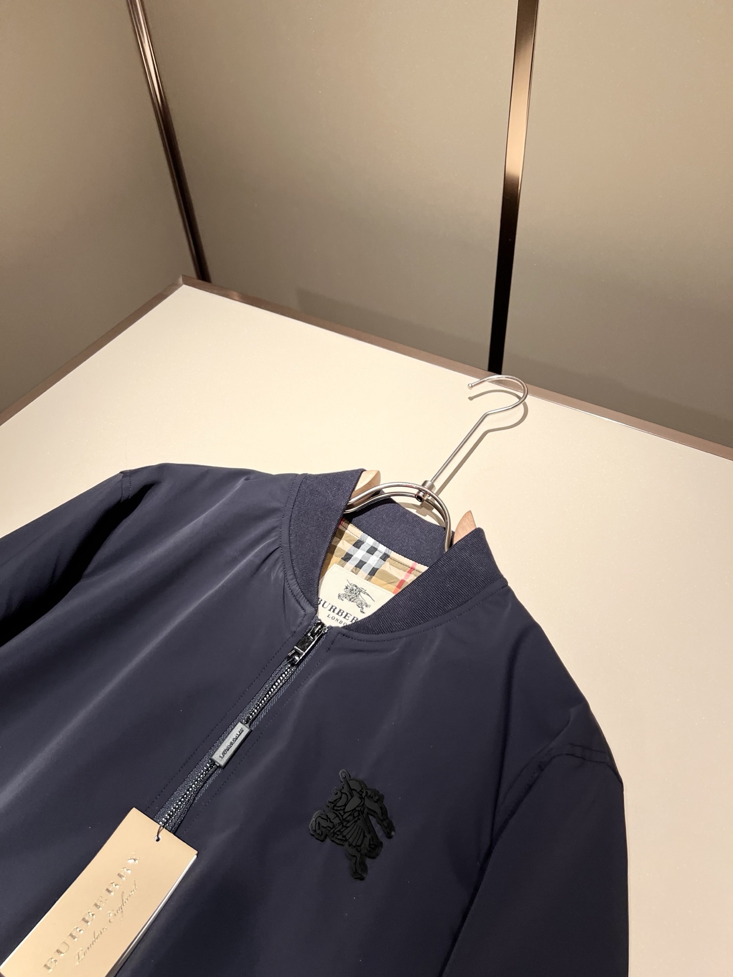 BURBER*Y巴*莉2025秋冬新品夹克外套重磅来袭，最近比较火热的环保聚酯纤维面料制作而成，高端户外