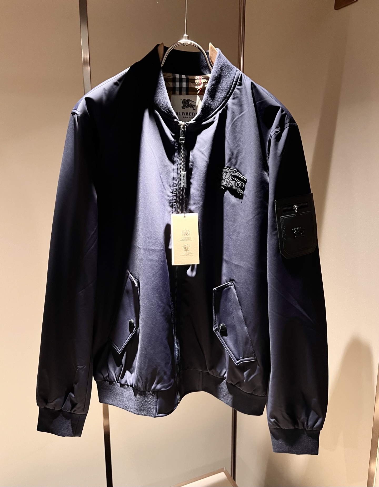 BURBER*Y巴*莉2025秋冬新品夹克外套重磅来袭，最近比较火热的环保聚酯纤维面料制作而成，高端户外