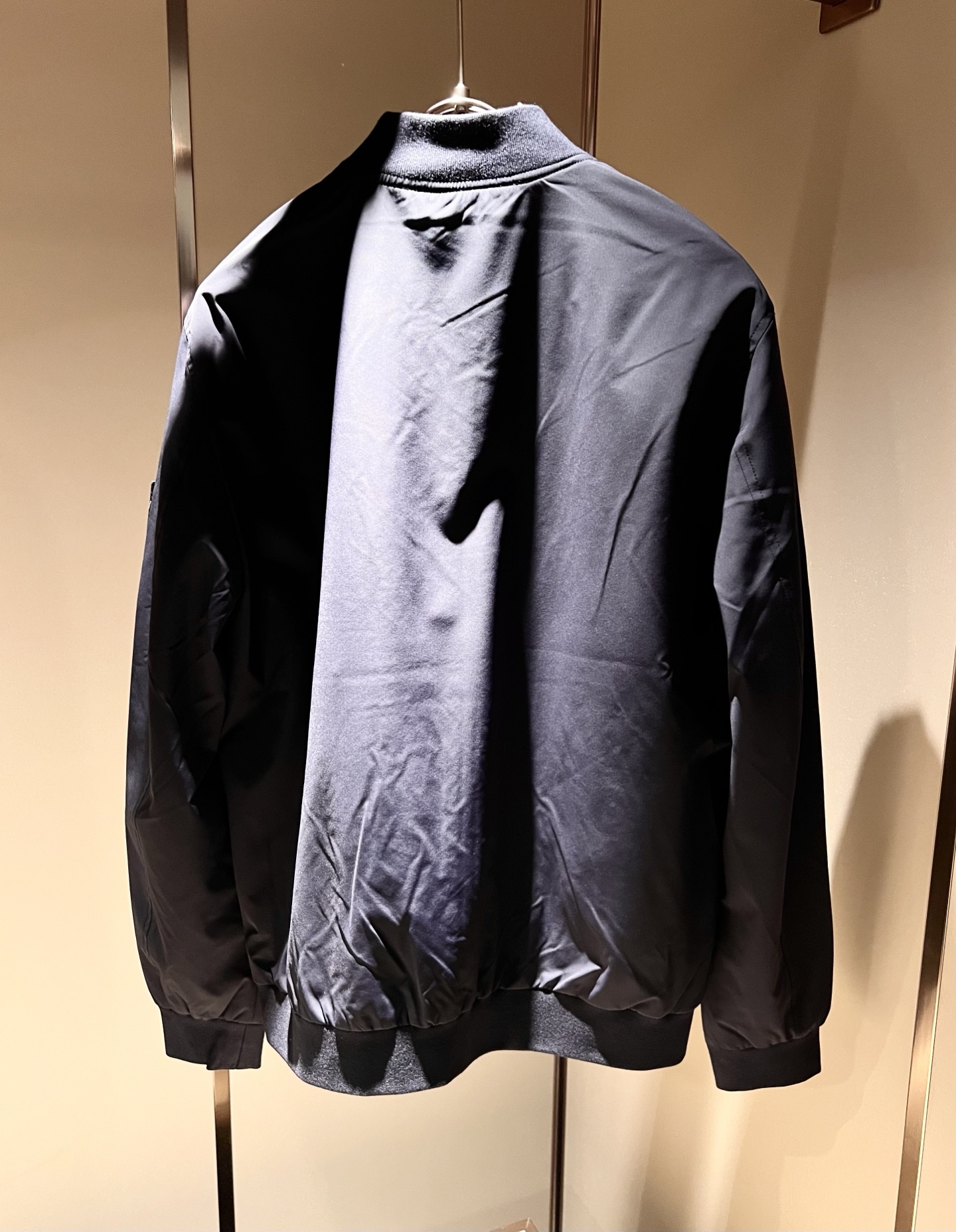 BURBER*Y巴*莉2025秋冬新品夹克外套重磅来袭，最近比较火热的环保聚酯纤维面料制作而成，高端户外