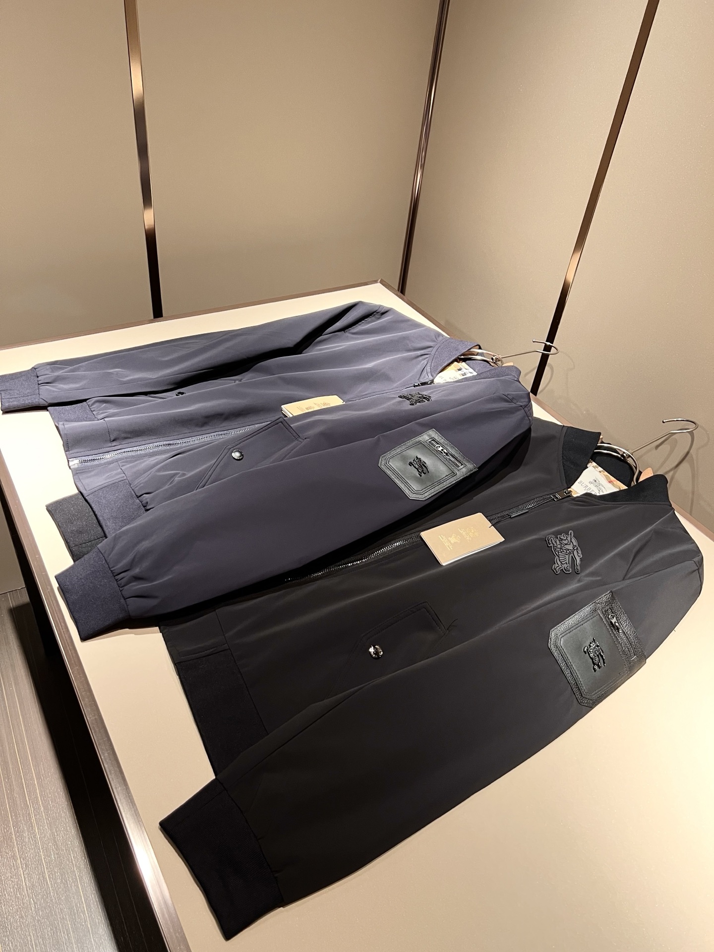 BURBER*Y巴*莉2025秋冬新品夹克外套重磅来袭，最近比较火热的环保聚酯纤维面料制作而成，高端户外