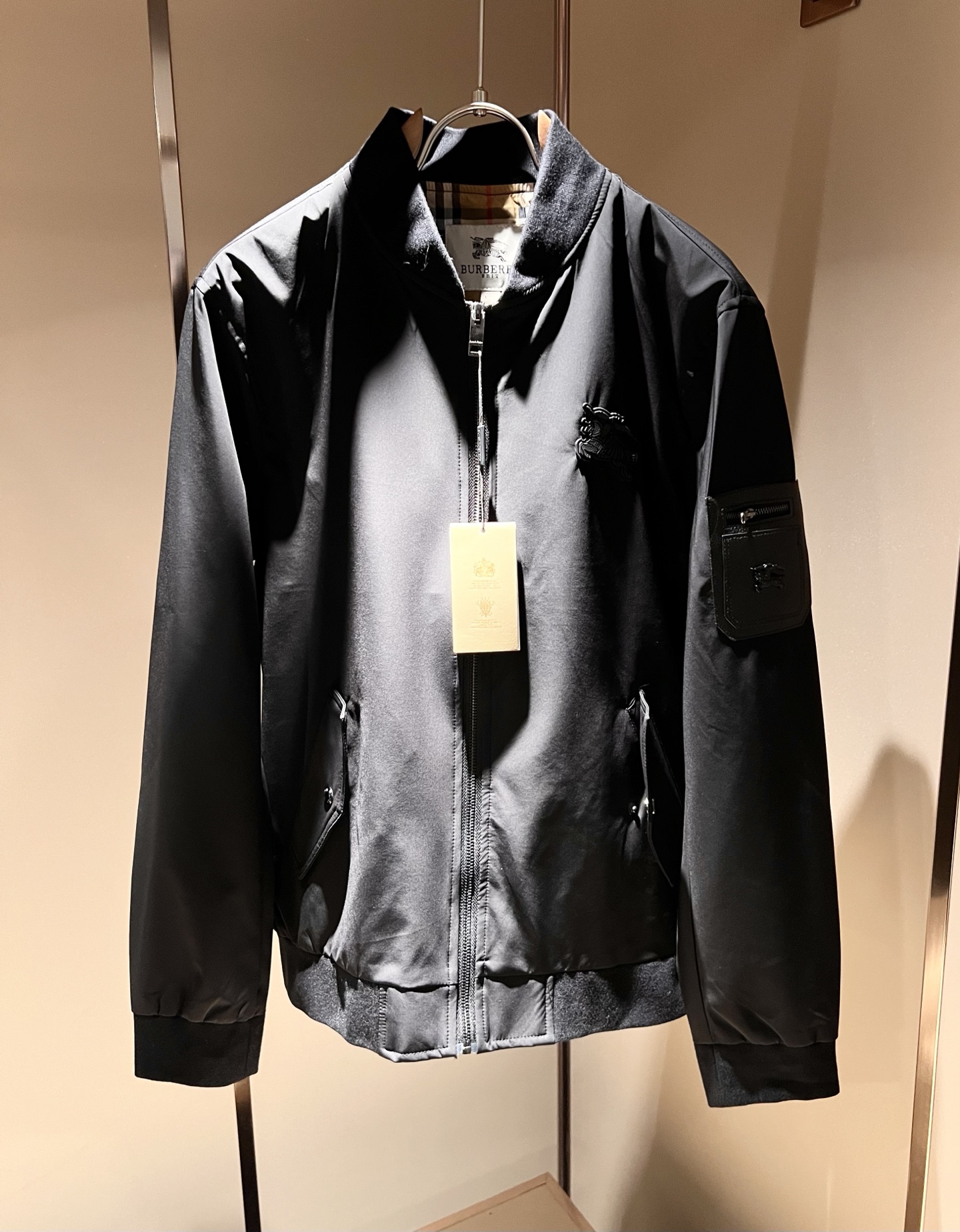 BURBER*Y巴*莉2025秋冬新品夹克外套重磅来袭，最近比较火热的环保聚酯纤维面料制作而成，高端户外