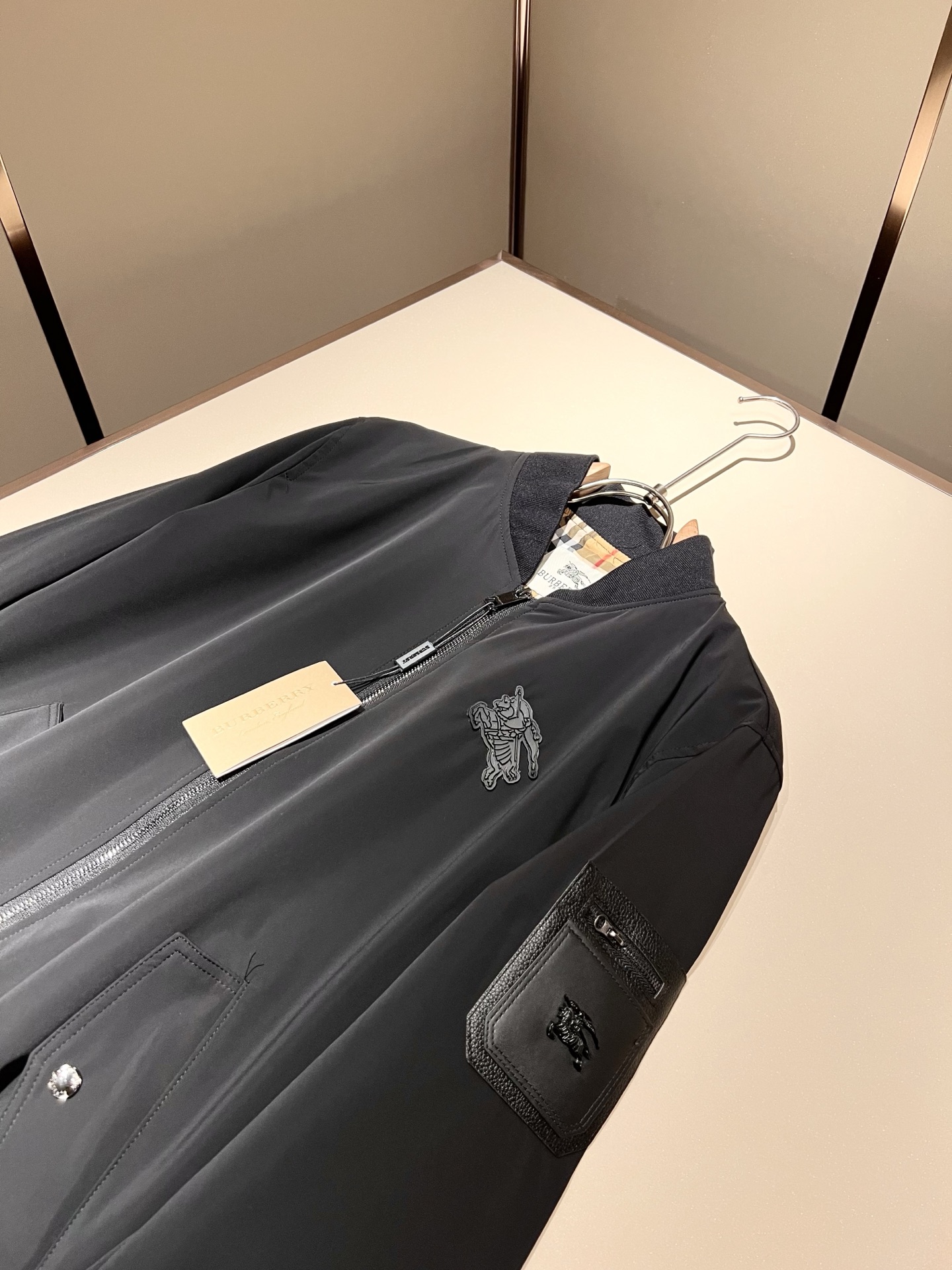 BURBER*Y巴*莉2025秋冬新品夹克外套重磅来袭，最近比较火热的环保聚酯纤维面料制作而成，高端户外