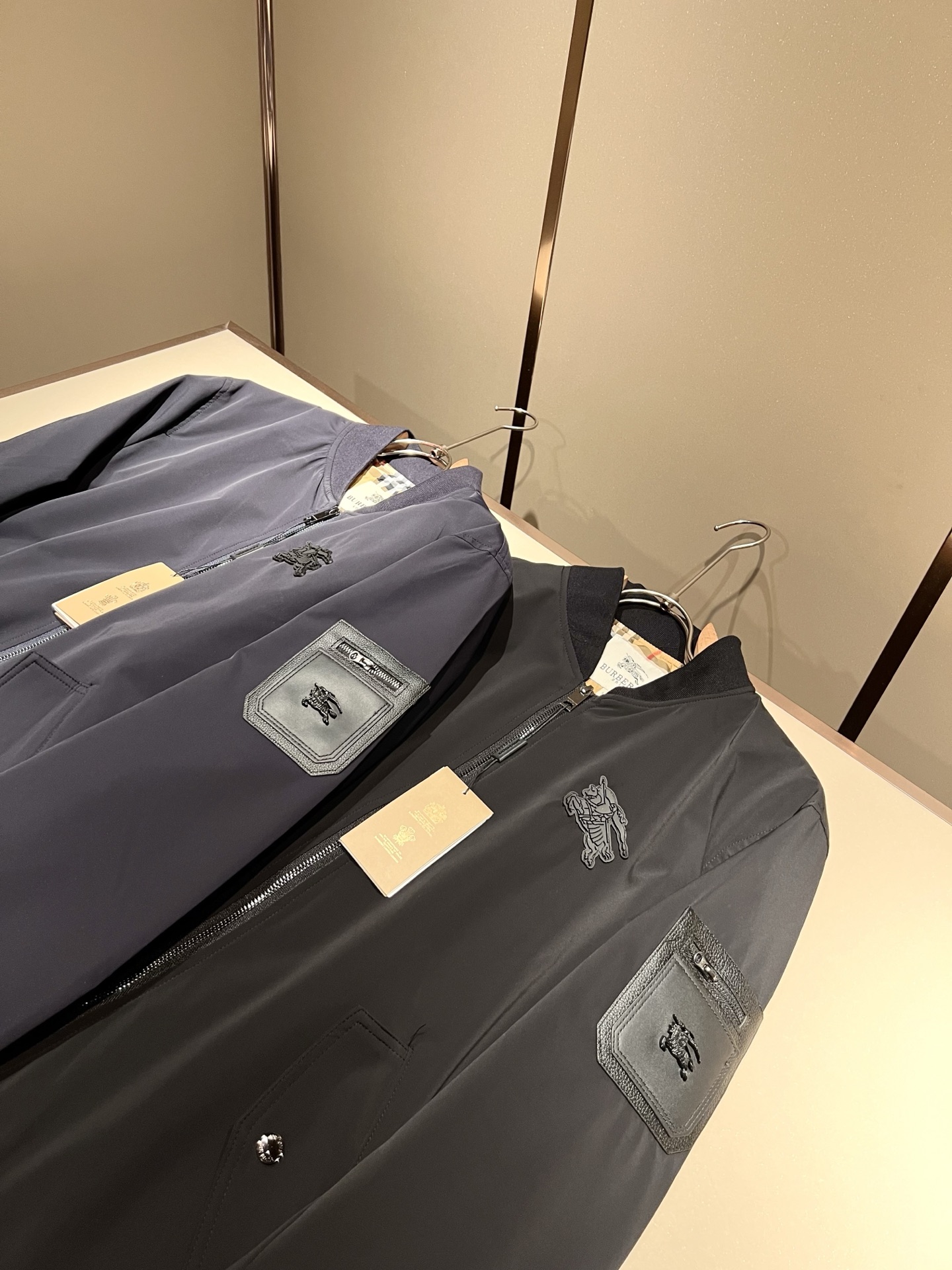 BURBER*Y巴*莉2025秋冬新品夹克外套重磅来袭，最近比较火热的环保聚酯纤维面料制作而成，高端户外