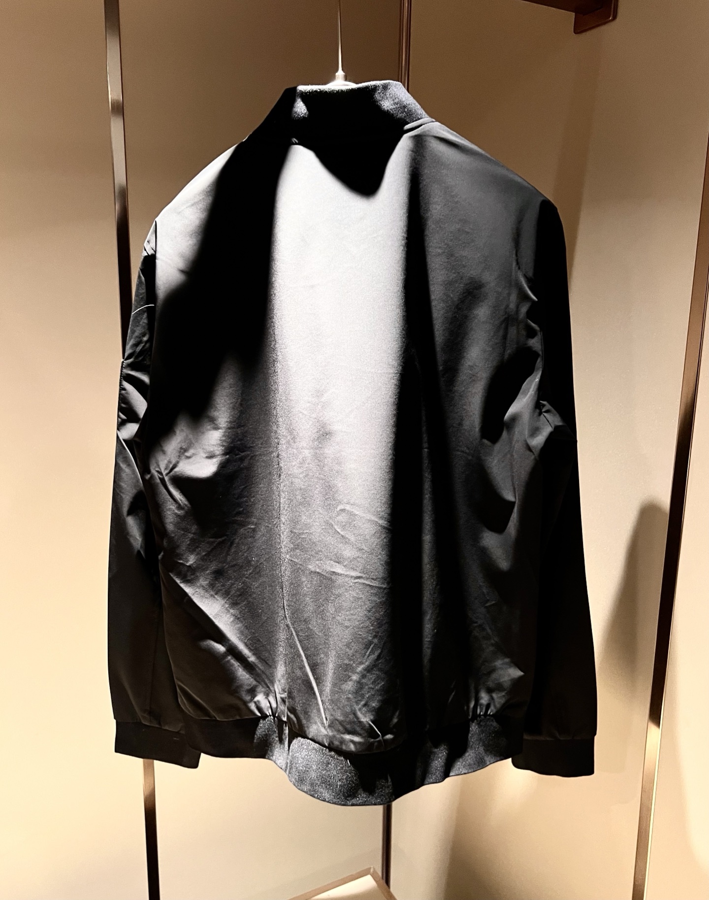 BURBER*Y巴*莉2025秋冬新品夹克外套重磅来袭，最近比较火热的环保聚酯纤维面料制作而成，高端户外