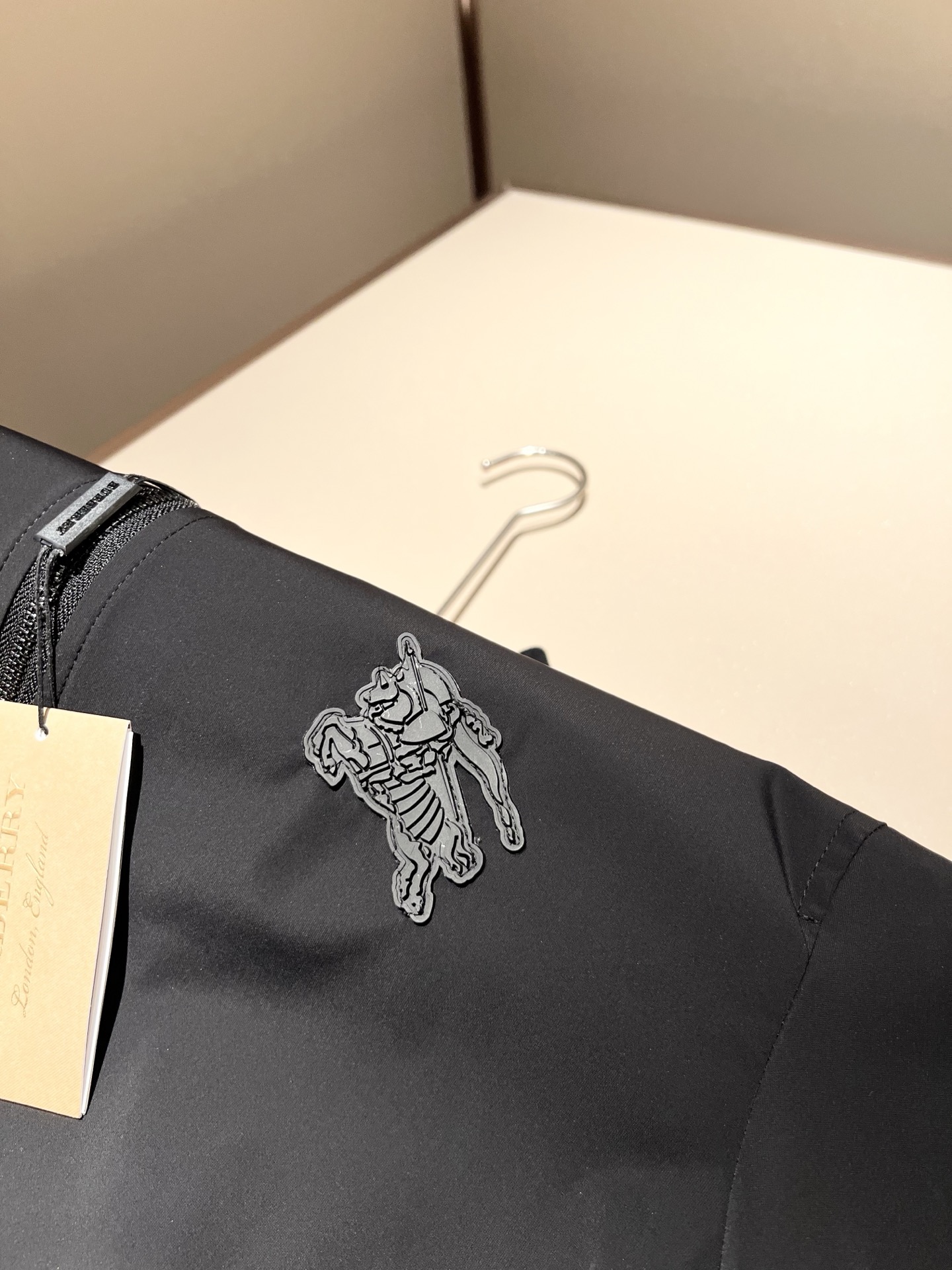 BURBER*Y巴*莉2025秋冬新品夹克外套重磅来袭，最近比较火热的环保聚酯纤维面料制作而成，高端户外