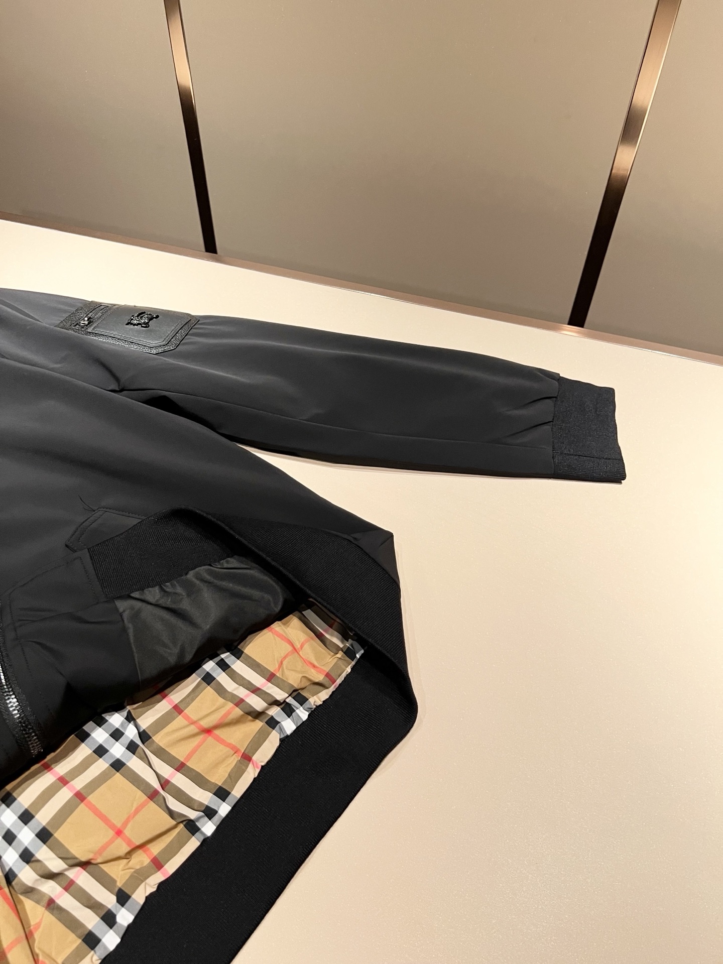 BURBER*Y巴*莉2025秋冬新品夹克外套重磅来袭，最近比较火热的环保聚酯纤维面料制作而成，高端户外