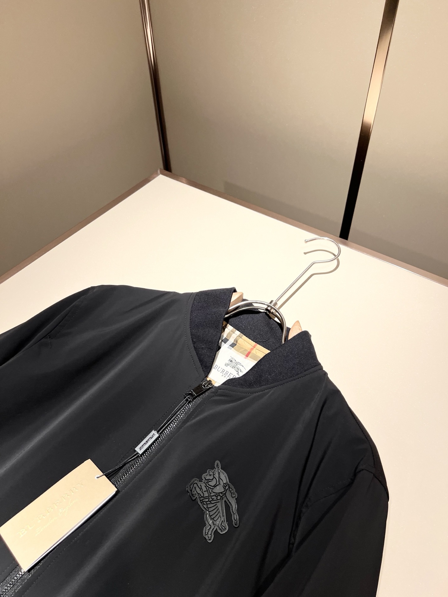 BURBER*Y巴*莉2025秋冬新品夹克外套重磅来袭，最近比较火热的环保聚酯纤维面料制作而成，高端户外