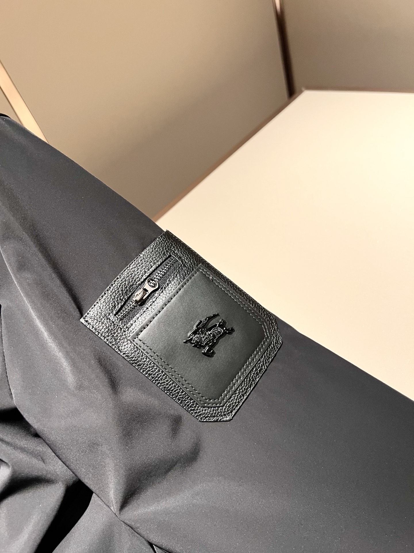 BURBER*Y巴*莉2025秋冬新品夹克外套重磅来袭，最近比较火热的环保聚酯纤维面料制作而成，高端户外