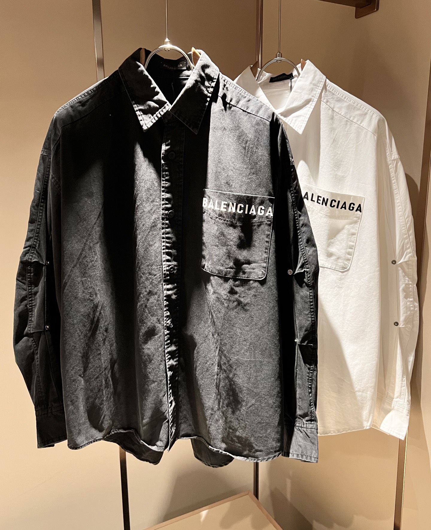 NO:529907,BALENCI*GA Paris* Home 2025 autumn and winter new men and women's same shirt, catwalk pattern printed fashionable casual shirt, logo pattern pressed design!  The most designed and selected poplin cotton fabric is soft and skin-friendly, comfortable and breathable, and you can’t picky about it. The real thing will definitely make you love it!  Loose, small, shoulder-dead round neck cut, genderless couple mixed styles, opening up a new fashion charm!  Differentiate the market version of the high-end custom series!  Size S-XL, balenciaga, alexander wang19860909BALENCI*GA巴黎*家 2025秋冬新款男女同款衬衣,走秀图案印花时尚休闲衬衣,标志logo图案压胶设计！极具设计精选客供府绸棉面料,手感柔软亲肤,着身舒适透气性都无法挑剔,实物绝对会让你爱不释手！宽松小落肩的圆领版型裁剪,无性别主义的情侣混穿款式,打开全新的时装新韵味！区别市场版本高定系列！尺码S-XL,,balenciaga,alexander wang,Men's clothing