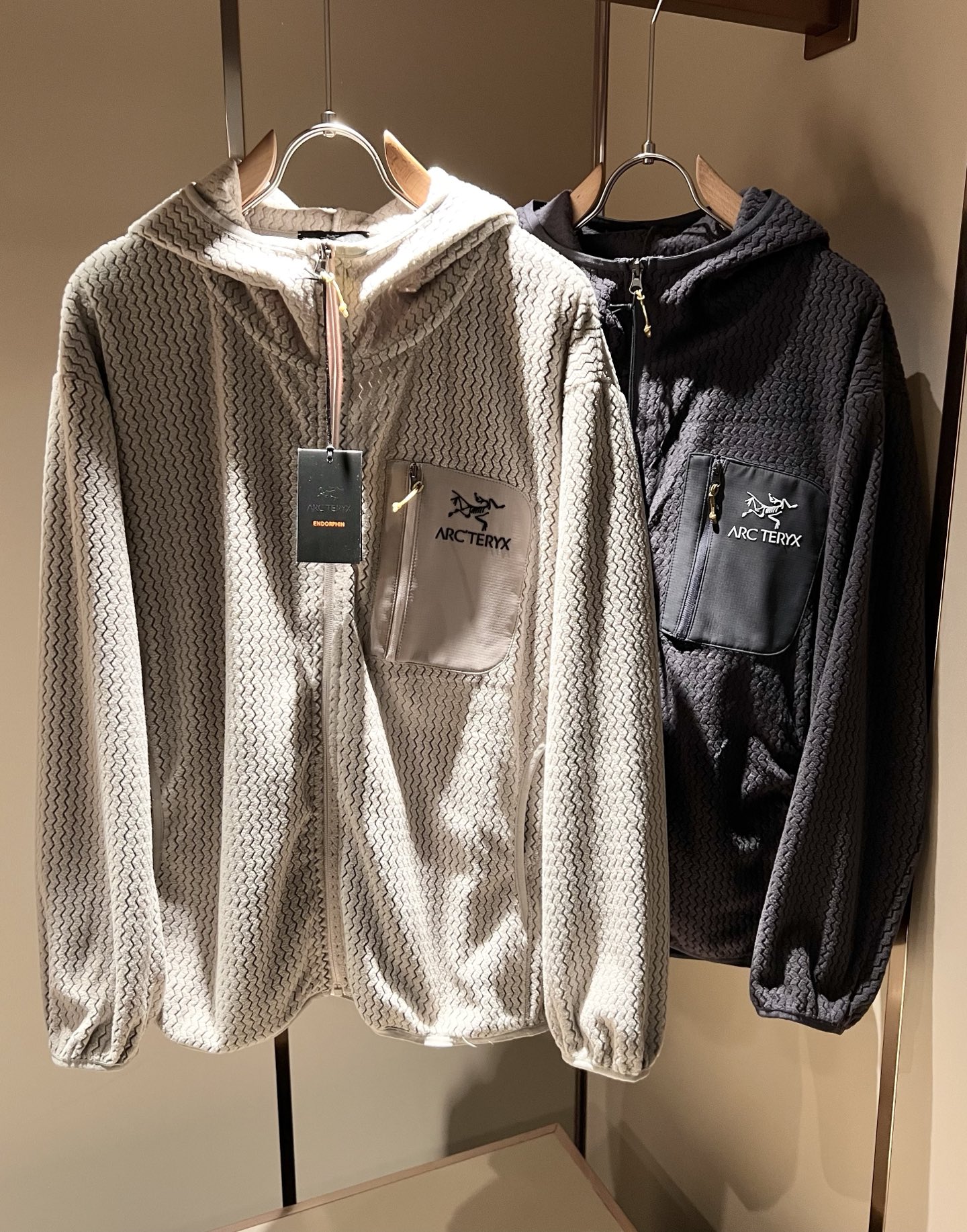 NO:529916,ARCTER*X Original Archaeological Bird 2025 autumn and winter new men and women's same jacket jacket, outdoor brands may first think of Canadian goose and Archaeological Bird. It gives people a feeling of trying out the label!  In addition to being quite accomplished in style design, the most obvious or most expert should be to have deeper and unique insights and attainments in fabrics. Through continuous structural research and problem-solving, and characterized by unique research on fabrics, these alone are enough to support it to become the first new logo brand image in the clothing manufacturing industry. This model is made of wool cotton fabric!  Through precision, the hand feels smooth and soft, and both has natural beauty and comfort. The large body style is cut cleanly and cleanly, and the fabric shows a different hazy structural beauty. It is made of exclusive mold customization. The fabric and its technology test the workers, can be smooth and smooth without wrinkles!  Chest logo pattern glue-press design!  It really tests the handmade work of every master!  It makes the overall clean and neat, without leaving any thread. Now the neutrality that pursues life is more refined in life!  Size S-XL, arc'teryx,jackets & coats,jackets & coats,alexander wang19860909ARCTER*X始*祖鸟 2025秋冬新款男女同款夹克外套,户外品牌可能大家第一想到的就是加拿大鹅、始祖鸟.给人一种标签试的感觉！除了在款式设计上颇有造诣之外,最明显或者说最为拿手的,应该就是在面料上的拥有更深独特见解跟造诣了.通过不断地结构研究和问题处理,在以面料独特研究为特征,仅凭这些就已经足以支撑其成为服装制造行业中,首屈可数的新标志品牌形象.此款采用绒棉面料材质！通过精工手感细滑柔软,同时兼具自然美感跟舒适度.大身上版型裁剪简洁干净,面料上显现出了不一样朦胧的结构性美感来.独家开模定制而成,面料及其考验工人的技术,能做到平整服帖又不起皱！胸前logo图案压胶设计！真的是很考验每位师傅的手工制作！使得整体干净利索,不留一丝线头.现在对于生活有所追求的中性也在生活中更为精致！尺码S-XL,arc'teryx,jackets & coats,jackets & coats,alexander wang,Men's clothing