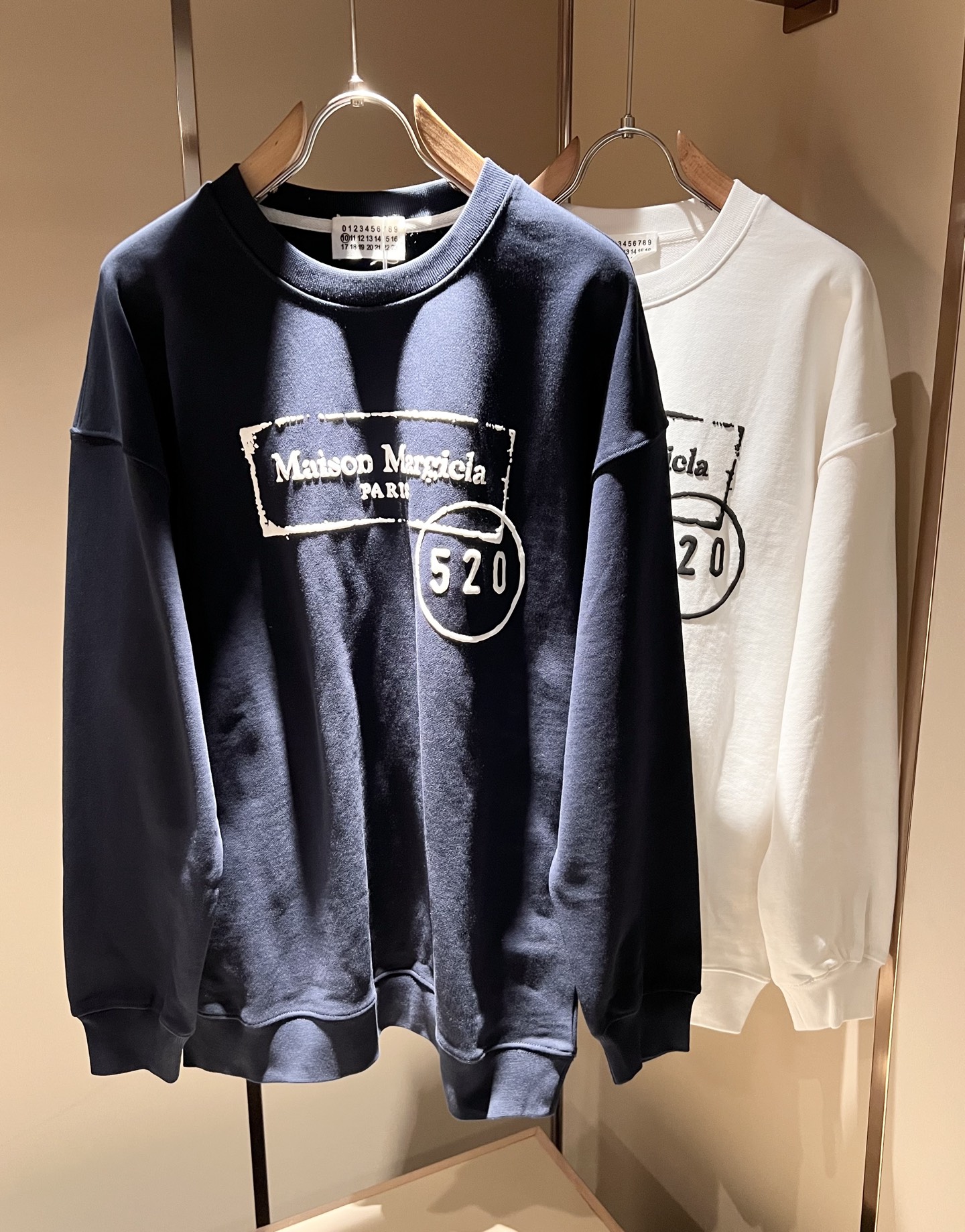 NO:529910,Maison Margiel 2025 autumn and winter new casual sweatshirts for men and women are released simultaneously in the counter!  Customized exclusive fabrics, letter logo pattern printing design on the chest!  !  Simple and generous, calm and versatile, extremely high-end, perfectly integrated with fashion and style, a top fashionable style that perfectly suits the outside wear!  The overall feeling is natural!  Extremely classic versatile casual pants, customized original cotton fabric!  The ultimate perfection of heavy industry!  Fans who pursue high quality are please buy them by themselves, and all fans who know the goods are invited to appreciate this model together!  !  Size S-2XL, Masion Margiela,hoodie,sweatshirts,alexander wang19860909马吉拉 maison margiel 2025秋冬新款男女同款休闲卫衣,专柜同步发售！定制专属面料,胸前字母logo图案印花设计！！简约大方,从容百搭,档次极高,完美融入时尚还有风情感一款完美符合外穿的顶尖时髦气质款！整体给人浑然天成的感觉！极致经典的百搭型休闲裤,定制原版纯棉面料！极致的重工极致的完美！追求高品质的粉丝们请自行抢购,诚邀所有识货的粉丝一同鉴赏此款！！尺码S-2XL,,masion margiela,hoodie,sweatshirts,alexander wang,Men's clothing