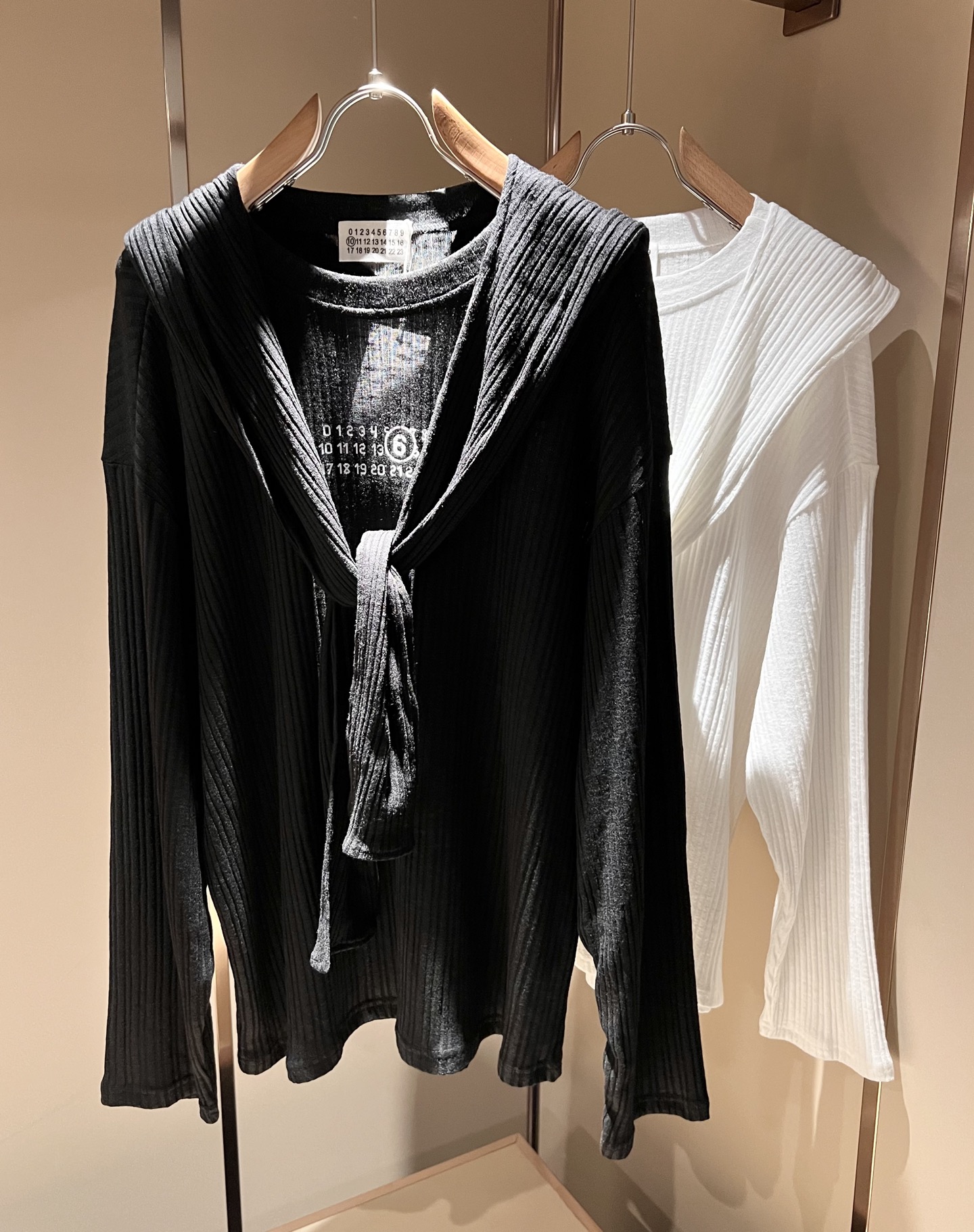 NO:530718,Maison Margiel 2025 autumn and winter new casual knitted wool sweater for men and women, and the counter is available at the same time!  Customized exclusive wool fabric!  Printed logo pattern design on chest!  Simple and generous, calm and versatile, extremely high-end, perfectly integrated with fashion and style, a top fashionable style that perfectly suits the outside wear!  The overall feeling is natural!  Extremely classic versatile casual pants, customized original knitted wool fabric!  The ultimate perfection of heavy industry!  Fans who pursue high quality are please buy them by themselves, and all fans who know the goods are invited to appreciate this model together!  !  Size M-3XL, Masion Margiela, Alexander wang19860909马吉拉 maison margiel 2025秋冬新款男女同款休闲针织羊毛衫,专柜同步发售！定制专属羊毛面料！胸前印花logo图案设计！简约大方,从容百搭,档次极高,完美融入时尚还有风情感一款完美符合外穿的顶尖时髦气质款！整体给人浑然天成的感觉！极致经典的百搭型休闲裤,定制原版针织羊毛面料！极致的重工极致的完美！追求高品质的粉丝们请自行抢购,诚邀所有识货的粉丝一同鉴赏此款！！尺码M-3XL,,masion margiela,alexander wang,Men's clothing