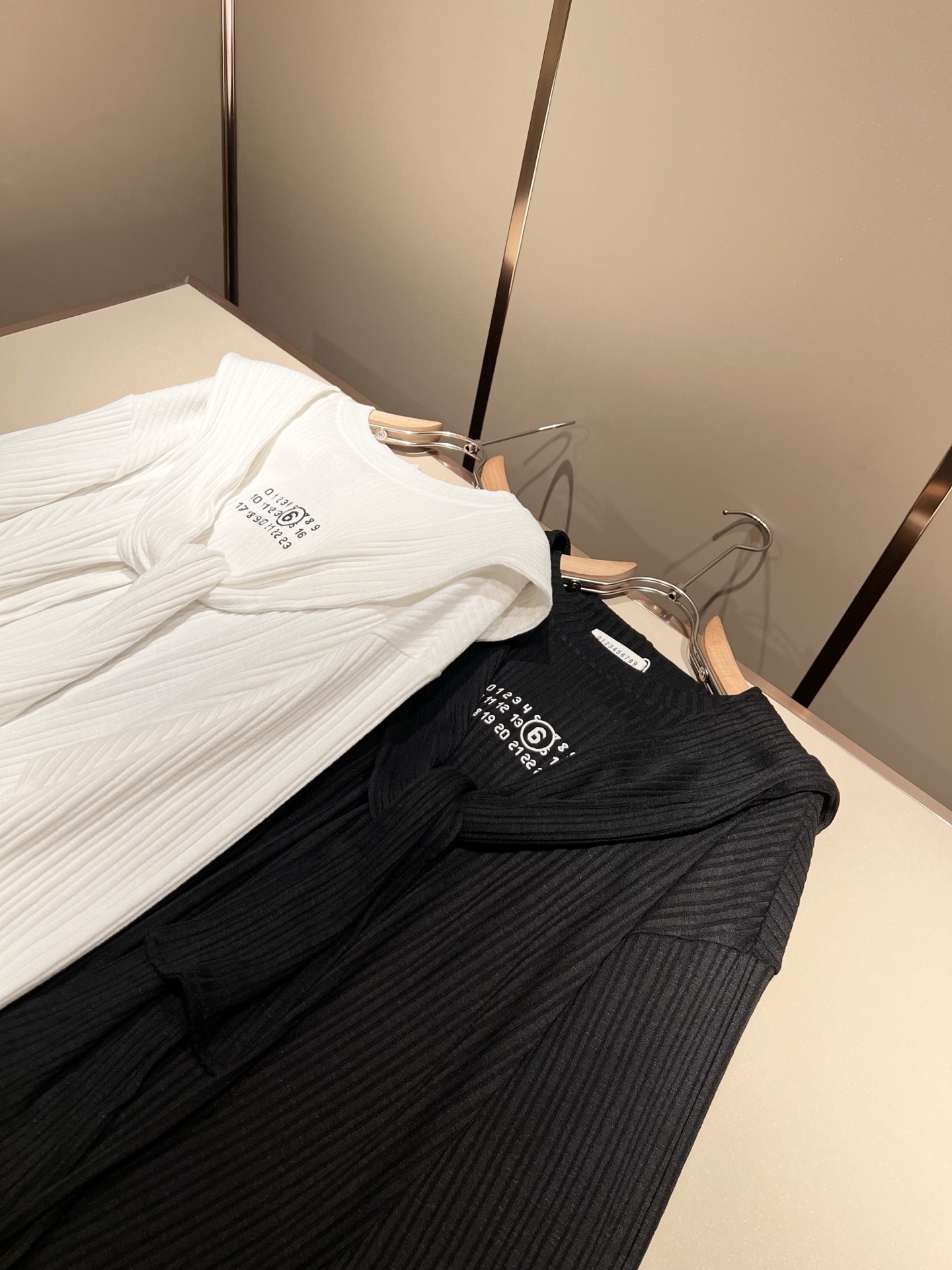 马吉拉 maison margiel 2025秋冬新款男女同款👫休闲针织羊毛衫，专柜同步发售！定制专属羊