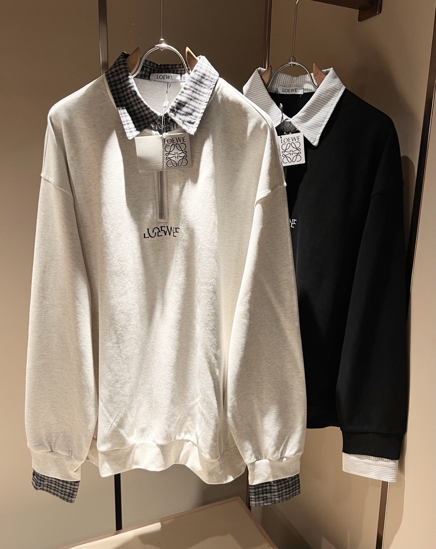 NO:529899,LouisVuitt*Louis*Deng The new series of autumn and winter products in 2025 are launched, a very fashionable and avant-garde long-sleeved sweatshirt for men and women, with a logo pattern printed design on the chest!  Different from the past, it declares the design concept that has been passed down for many years in the brand!  Its eye-catchingness is no less than any classic style, perfectly presenting the fashionable, high-end and luxurious feeling in front of the world!  Made of imported cotton materials, selected high-quality pure cotton fabrics, soft and soft to the touch, the real thing is definitely beyond your imagination, and it has been used to the extreme!  Size M-3XL, louis vuitton,louis vuitton,hoodie,sweatshirts,alexander wang19860909LouisVuitt*路易*登 2025秋冬全新系列单品上线,非常时髦前卫的一款男女同款长袖卫衣,胸前标识logo图案印花设计！区别于以往的不同,宣示品牌传承多年的设计理念！其吸睛度完全不亚于任何经典款式,将时髦高级感与奢华感完美呈现在世人眼前！客供进口全棉材质制成,精选优质纯棉面料,触感软糯亲肤细腻,实物到手绝对超乎你的想象,发挥到了极致！尺码M-3XL,,louis vuitton,louis vuitton,hoodie,sweatshirts,alexander wang,Men's clothing