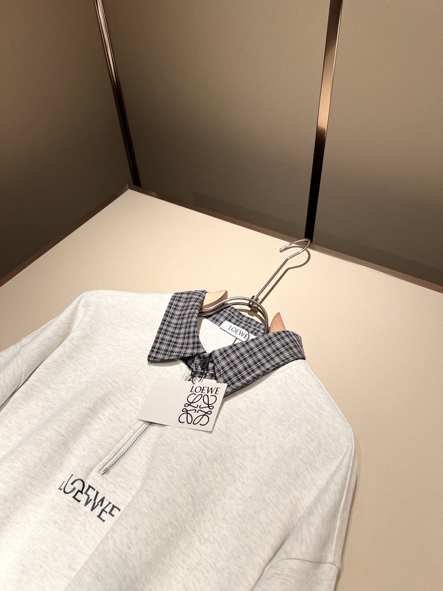 LouisVuitt*路易*登 2025秋冬全新系列单品上线，非常时髦前卫的一款男女同款👫长袖卫衣，胸前