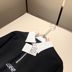 LouisVuitt*路易*登 2025秋冬全新系列单品上线,非常时髦前卫的一款男女同款👫长袖卫衣,胸前 LouisVuitt*路易*登 2025秋冬全新系列单品上线,非常时髦前卫的一款男女同款👫长袖卫衣,胸前