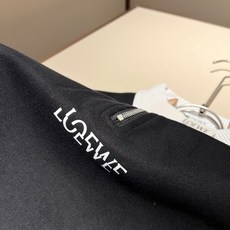 LouisVuitt*路易*登 2025秋冬全新系列单品上线,非常时髦前卫的一款男女同款👫长袖卫衣,胸前 LouisVuitt*路易*登 2025秋冬全新系列单品上线,非常时髦前卫的一款男女同款👫长袖卫衣,胸前