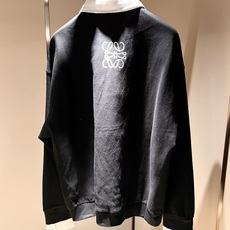 LouisVuitt*路易*登 2025秋冬全新系列单品上线,非常时髦前卫的一款男女同款👫长袖卫衣,胸前 LouisVuitt*路易*登 2025秋冬全新系列单品上线,非常时髦前卫的一款男女同款👫长袖卫衣,胸前