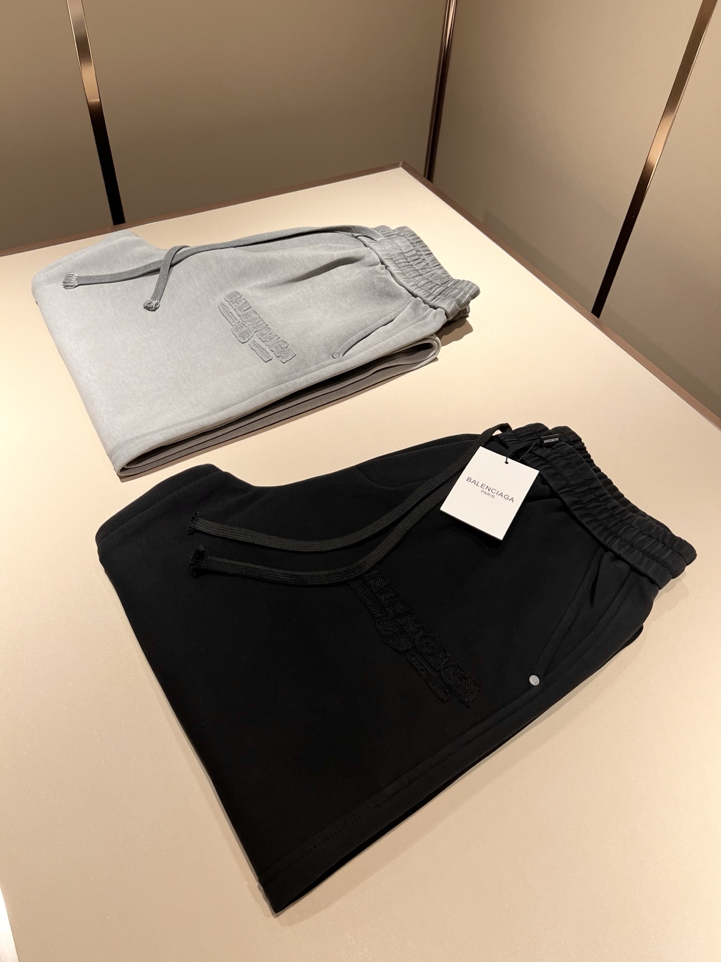 NO:529895,BALENCIA*Paris*Home 2025 autumn and winter new casual pants, Balenciaga pants legs letter logo pattern patch design!  New styles in stock YB1w+ can be purchased for the same style for men and women. The texture and details are in place, daily casual, practical, fashionable, stylish, high-end and stylish. The tone is very suitable for both men and women. Must-have. Number of numbers: M-3XL,,balenciaga,balenciaga,alexander wang19860909BALENCIA*巴黎*家 2025秋冬新款休闲裤,巴黎世家 裤腿字母logo图案贴布设计！新款现货 YB1w+购入 可男女同款 质感细节均到位,日常休闲 实穿 时髦潇洒的好高级有品 的调调 男女都非常合适 人手必备款 . 码数:M-3XL,,balenciaga,balenciaga,alexander wang,Men's clothing