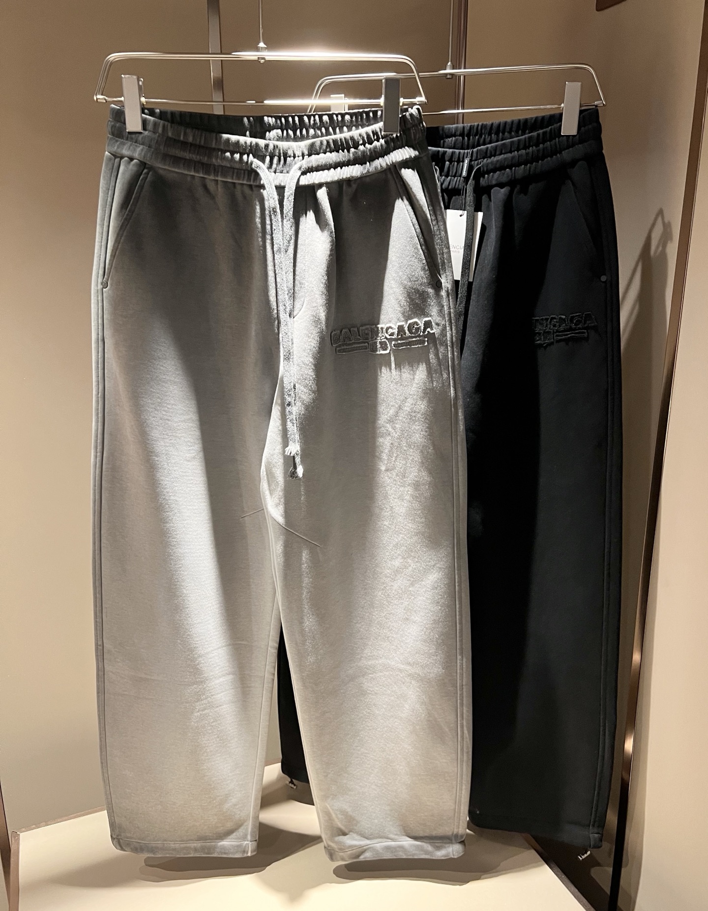 NO:529897,BALENCIA*Paris*Home 2025 autumn and winter new casual pants, Balenciaga pants legs letter logo pattern patch design!  New styles in stock YB1w+ can be purchased for the same style for men and women. The texture and details are in place, daily casual, practical, fashionable, stylish, high-end and stylish. The tone is very suitable for both men and women. Must-have. Number of numbers: M-3XL,,balenciaga,balenciaga,alexander wang19860909BALENCIA*巴黎*家 2025秋冬新款休闲裤,巴黎世家 裤腿字母logo图案贴布设计！新款现货 YB1w+购入 可男女同款 质感细节均到位,日常休闲 实穿 时髦潇洒的好高级有品 的调调 男女都非常合适 人手必备款 . 码数:M-3XL,,balenciaga,balenciaga,alexander wang,Men's clothing