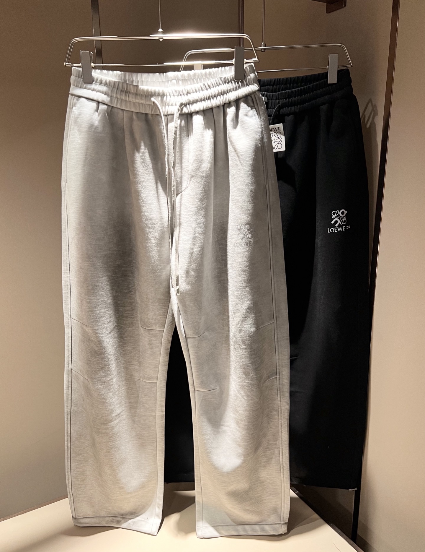 NO:530716,LO*WE/Luo*We 2025 autumn and winter new men's fashion high-end casual pants, Hong Kong foreign business channel products, original Japanese products, pure blood quality, perfectly continuing the essence and genes of LOE*'s home. From the main fabric to the detailed craftsmanship, all show the ingenuity of quality, using multiple brand elements to interpret it, trouser leg printing logo design!  Identity manifestation that belongs to the soul!  Customers supply high-end imported pure cotton fabrics, very high-end and fashionable detailed craftsmanship, red ear cloth is completed by a specific antique loom. This element represents the identity and rank of jeans, which is very worthy of savoring!  In terms of matching, it is invincible and explains the versatility in place, with ingenious details and exquisite accessories. The auxiliary materials are all provided by foreign merchants. They are tailored and slim, and the upper body is lifted with an excellent effect. They are a styling item that is hard to come by!  Size M-3XL, loewe, jeans, alexander wang19860909LO*WE/罗*威2025秋冬新品男士时装款高端休闲裤,香港洋行渠道货,日本原厂出品,纯血统品质,完美延续了LOE*家的精髓与基因,从主体面料到细节工艺,无不彰显出品质的匠心所在,运用多个品牌元素标识来诠释,裤腿印花logo设计！属于灵魂式的身份彰显！客供高级进口纯棉面料,非常高级且时髦的细节工艺,赤耳布是由特定古董织布机完成,此元素代表着牛仔裤的身份及段位,非常值得细品悦人！在搭配上所向无敌,把百搭阐释到位,细节匠心考究,辅料皆为外商客供,剪裁合体修身,上身提臀效果绝佳,可遇而不可求的造型单品！尺码M-3XL,,loewe,jeans,alexander wang,Men's clothing